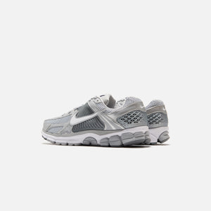 Nike Zoom Vomero 5 - Met Wolf Grey / White / Metallic Silver