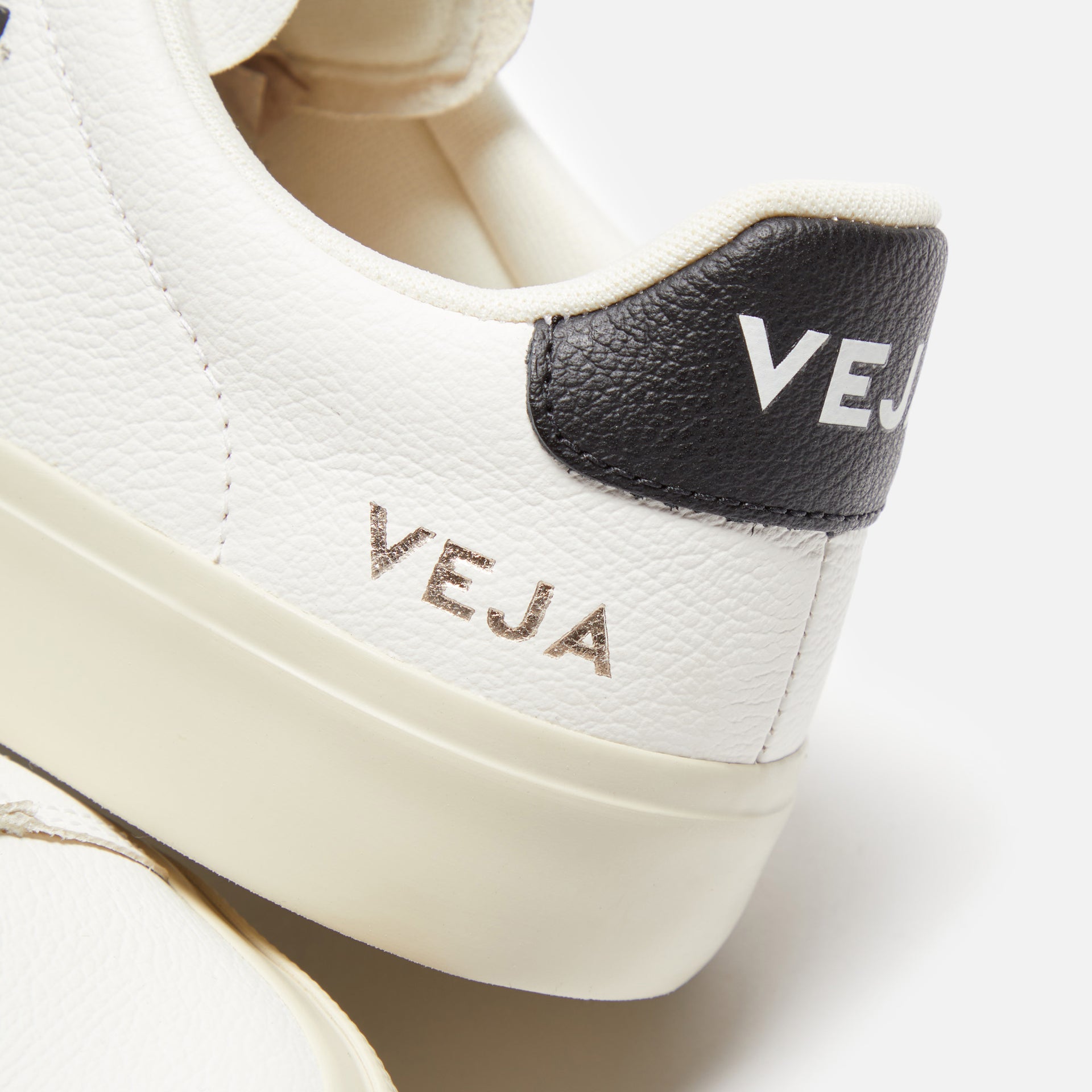 Veja WMNS Campo - Extra White / Black