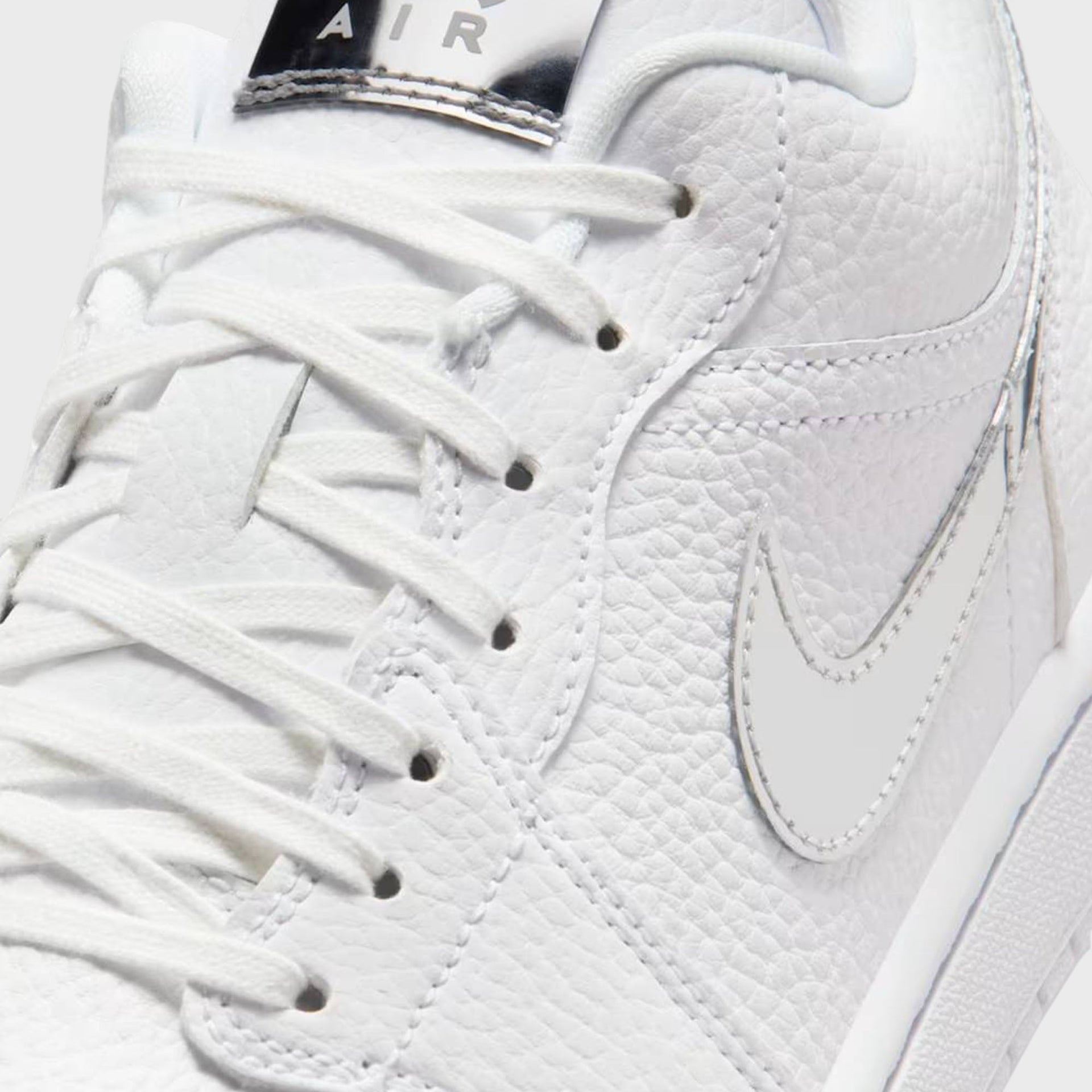 Jordan WMNS Air Jordan 1 Low SE - White / Metallic Silver