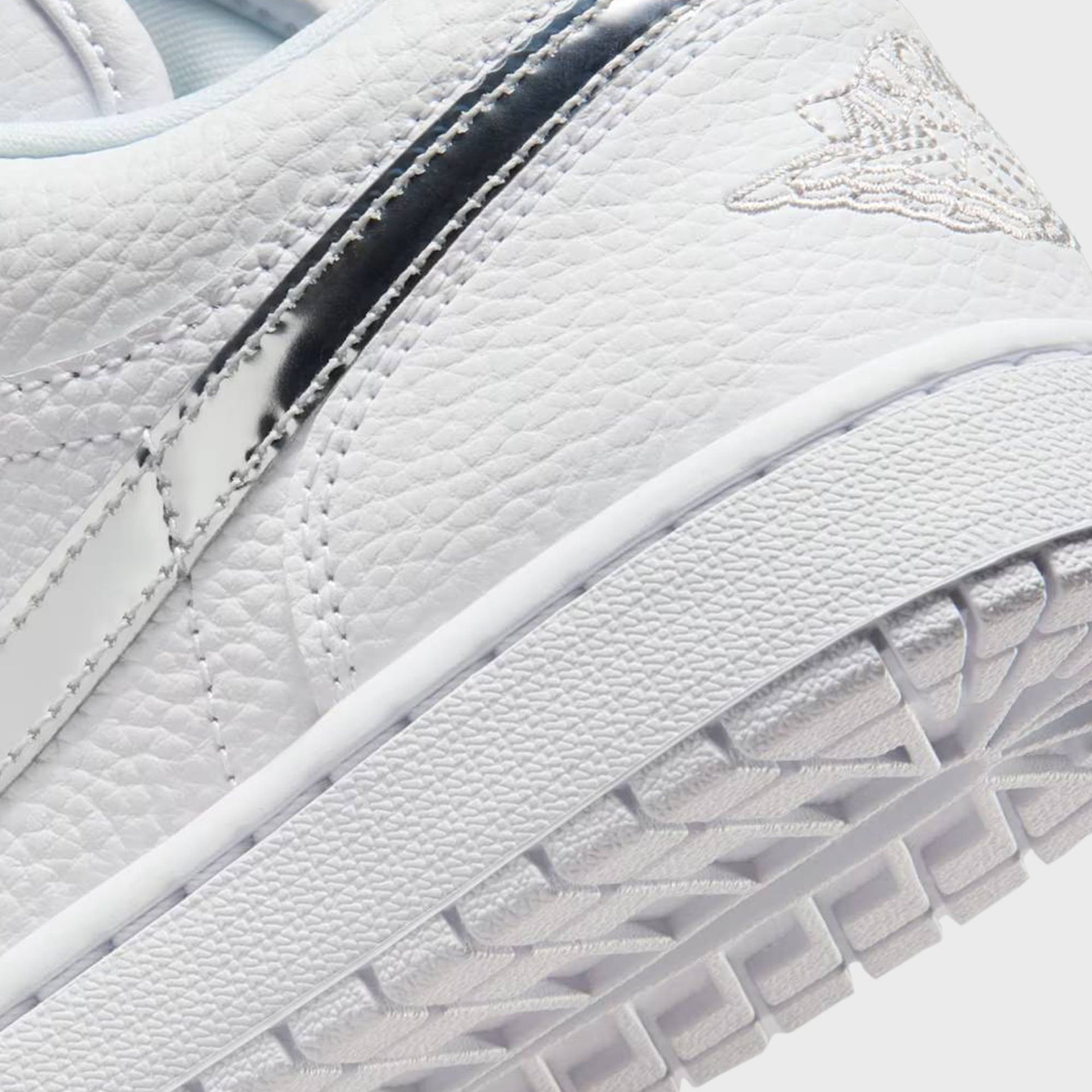 Jordan WMNS Air Jordan 1 Low SE - White / Metallic Silver