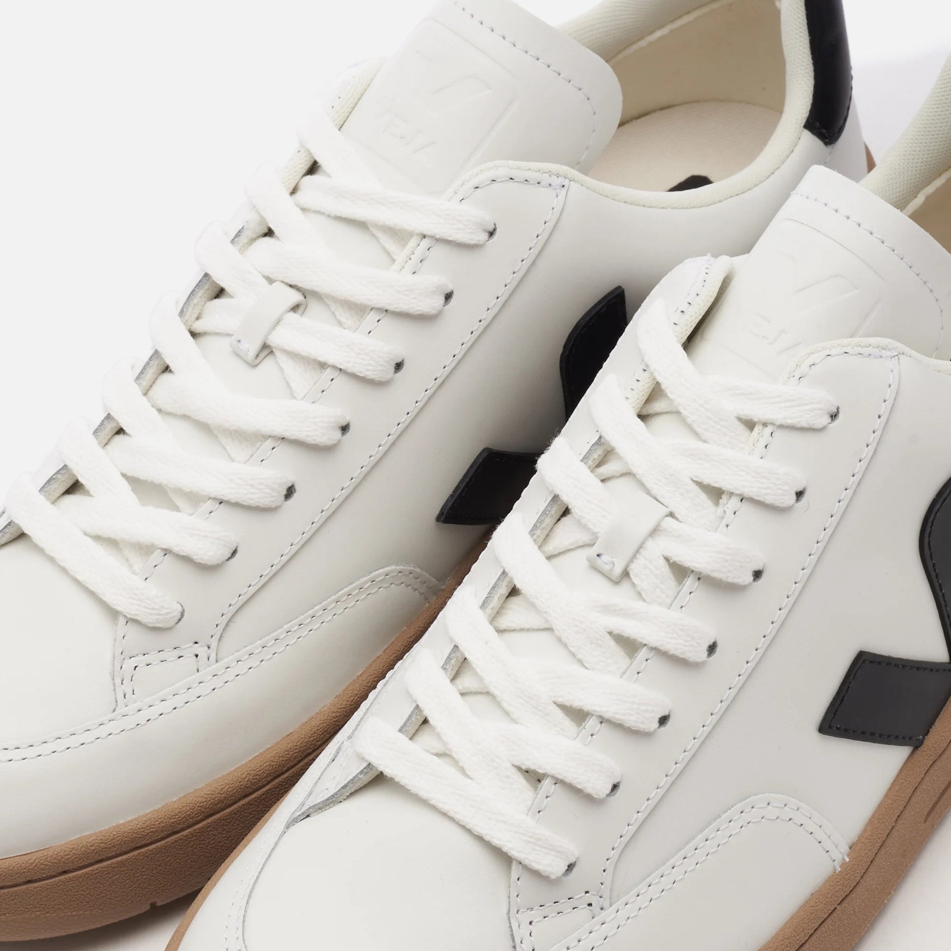 Veja V-12 - Extra White / Black / Dune