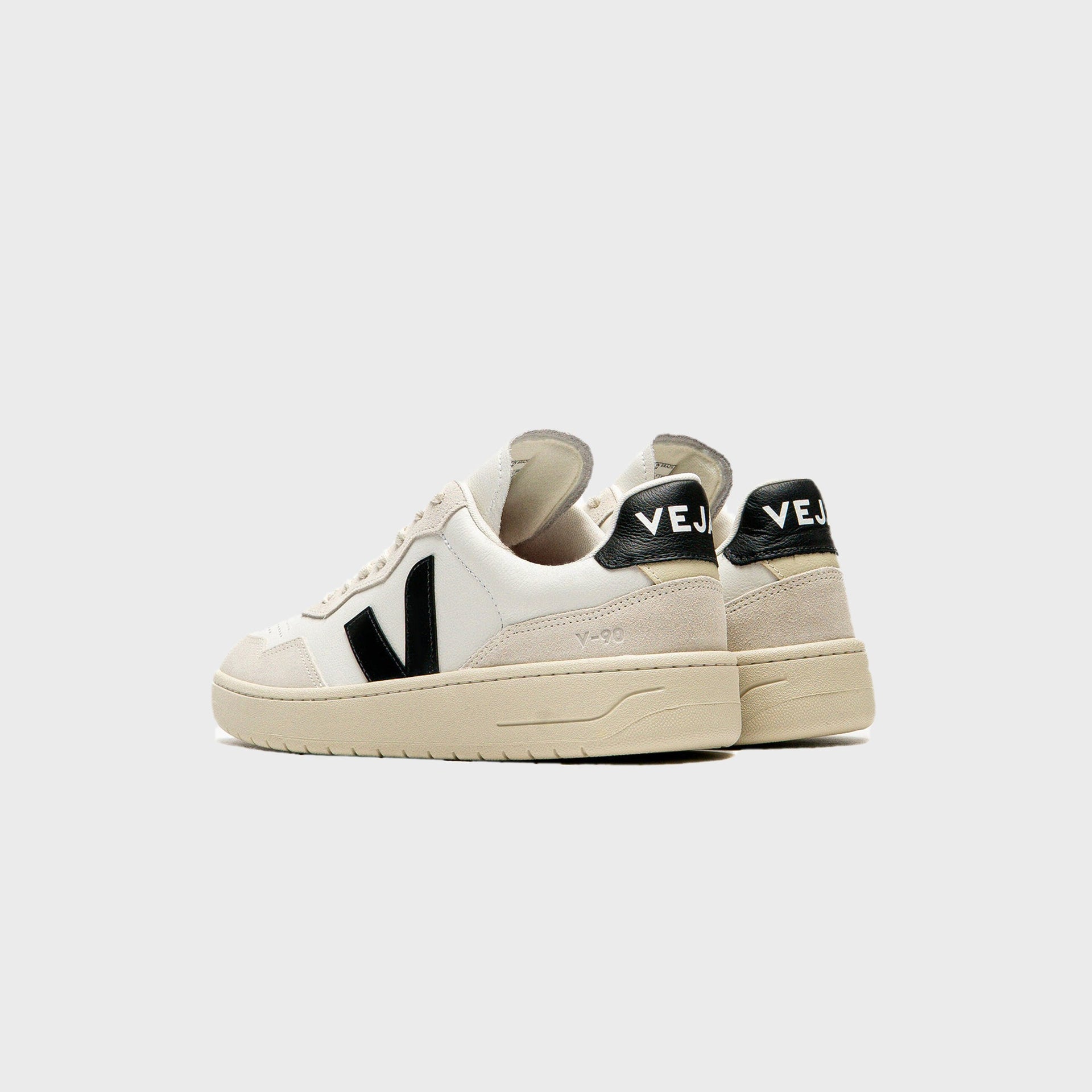 Veja V-90 - White / Black