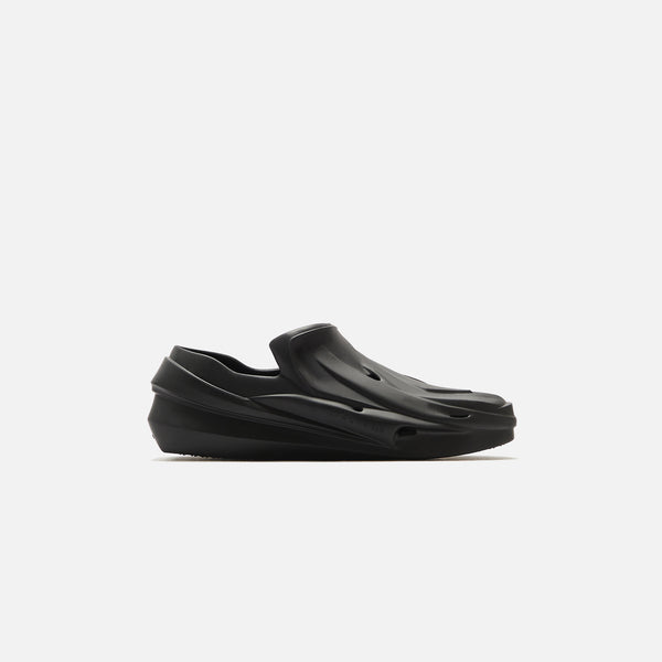 【関税込み】1017 ALYX 9SM ブラック Mono スニーカー 1017 ALYX 9SM Presents Its All-New Mono Boot | Hypebeast