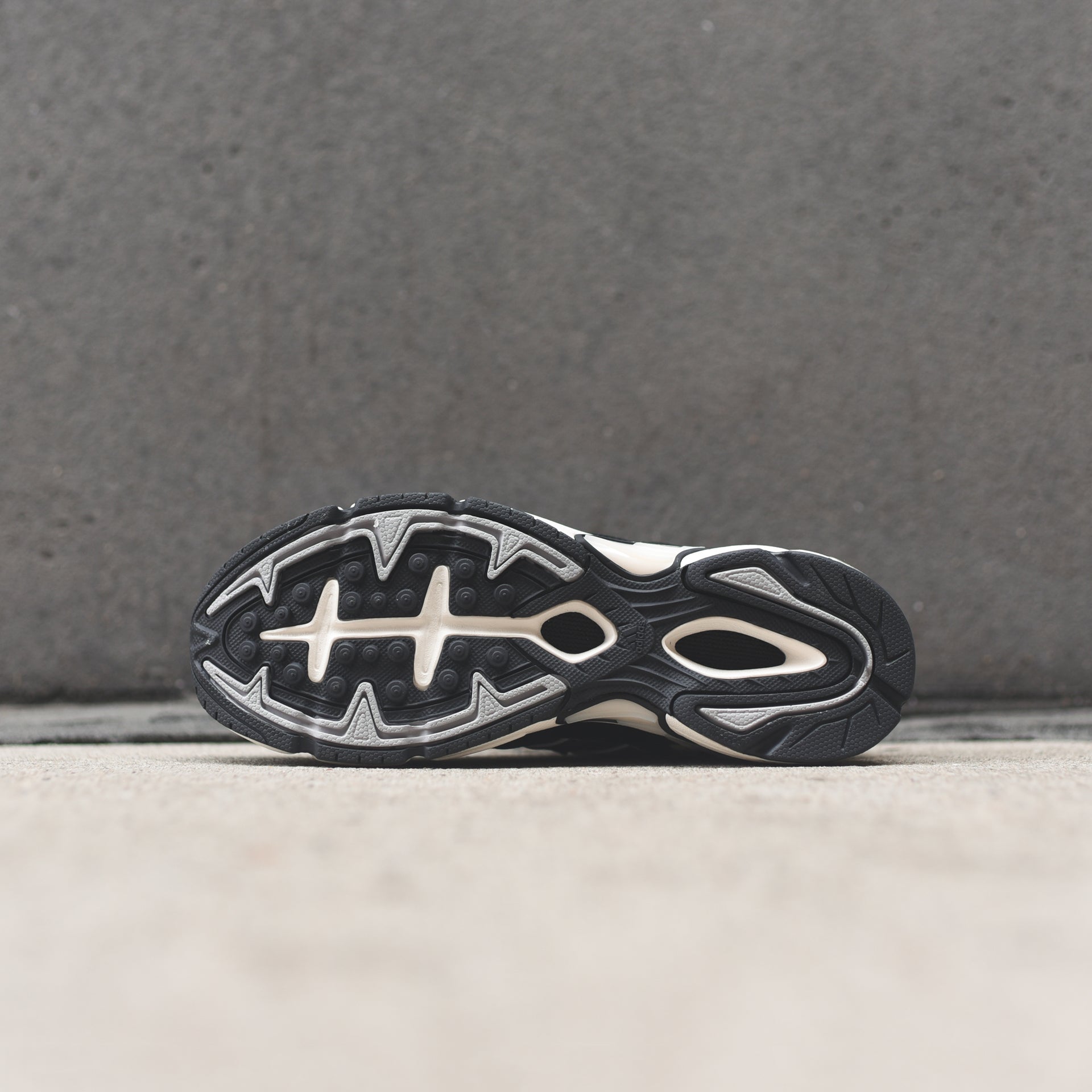 adidas Temper Run - Core Black / Glow