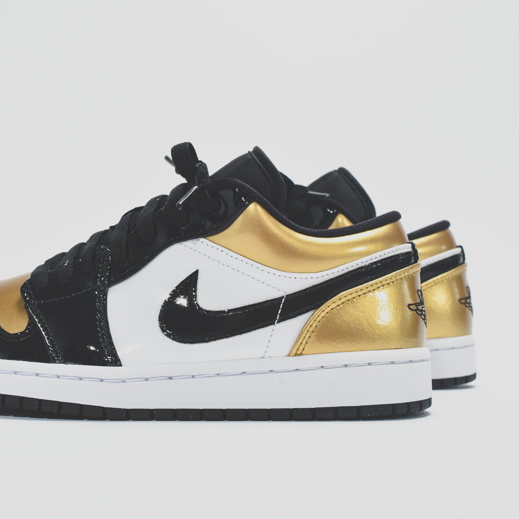 NIKE AIR JORDAN 1 LOW 24cm ブラック ゴールドプレート Nike Air Jordan 1 Low - Black / Gold Patent – Kith