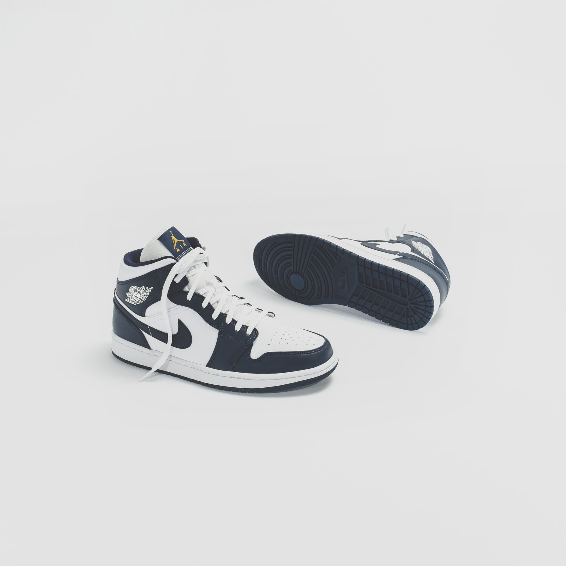 Nike WMNS Air Jordan 1 Mid - White / Metallic Gold / Obsidian