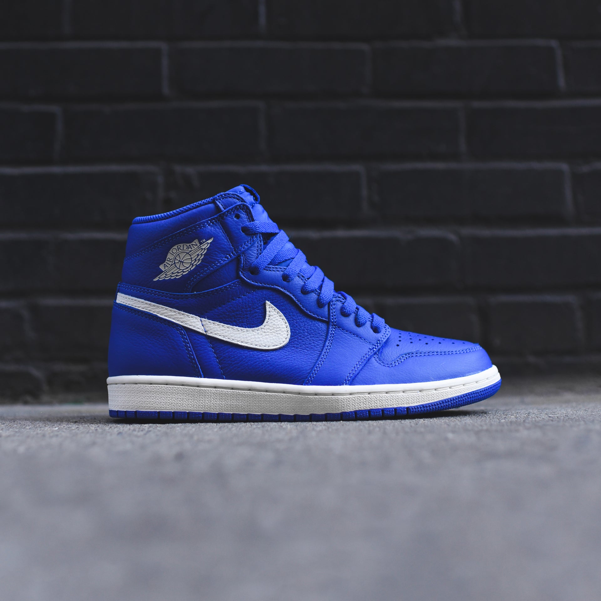 Nike Air Jordan 1 - Hyper Royal / Sail