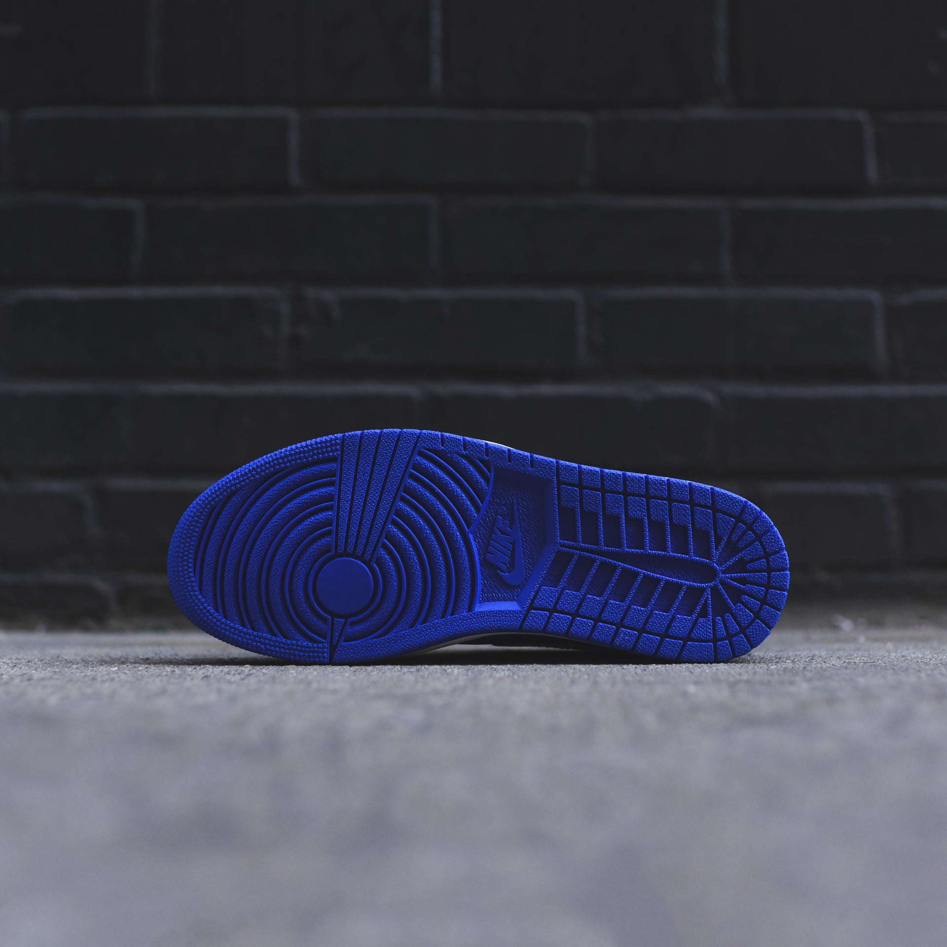 Nike Air Jordan 1 - Hyper Royal / Sail