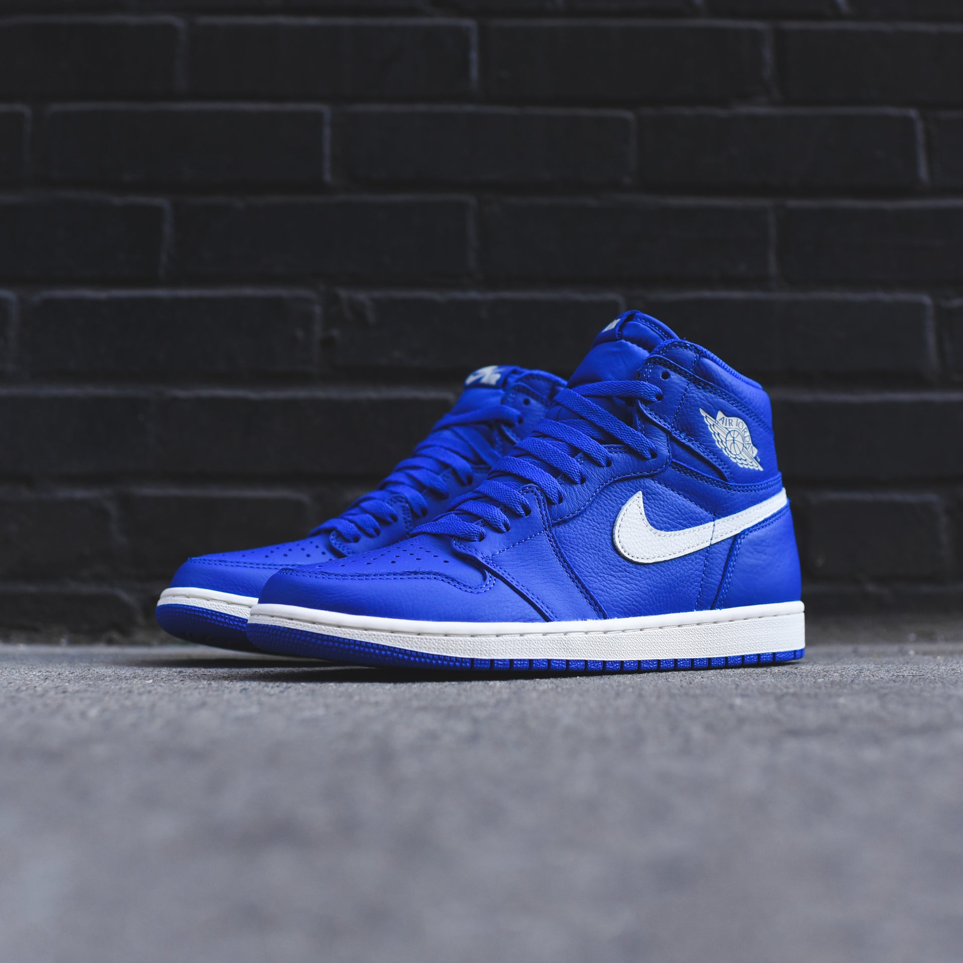 Nike Air Jordan 1 - Hyper Royal / Sail