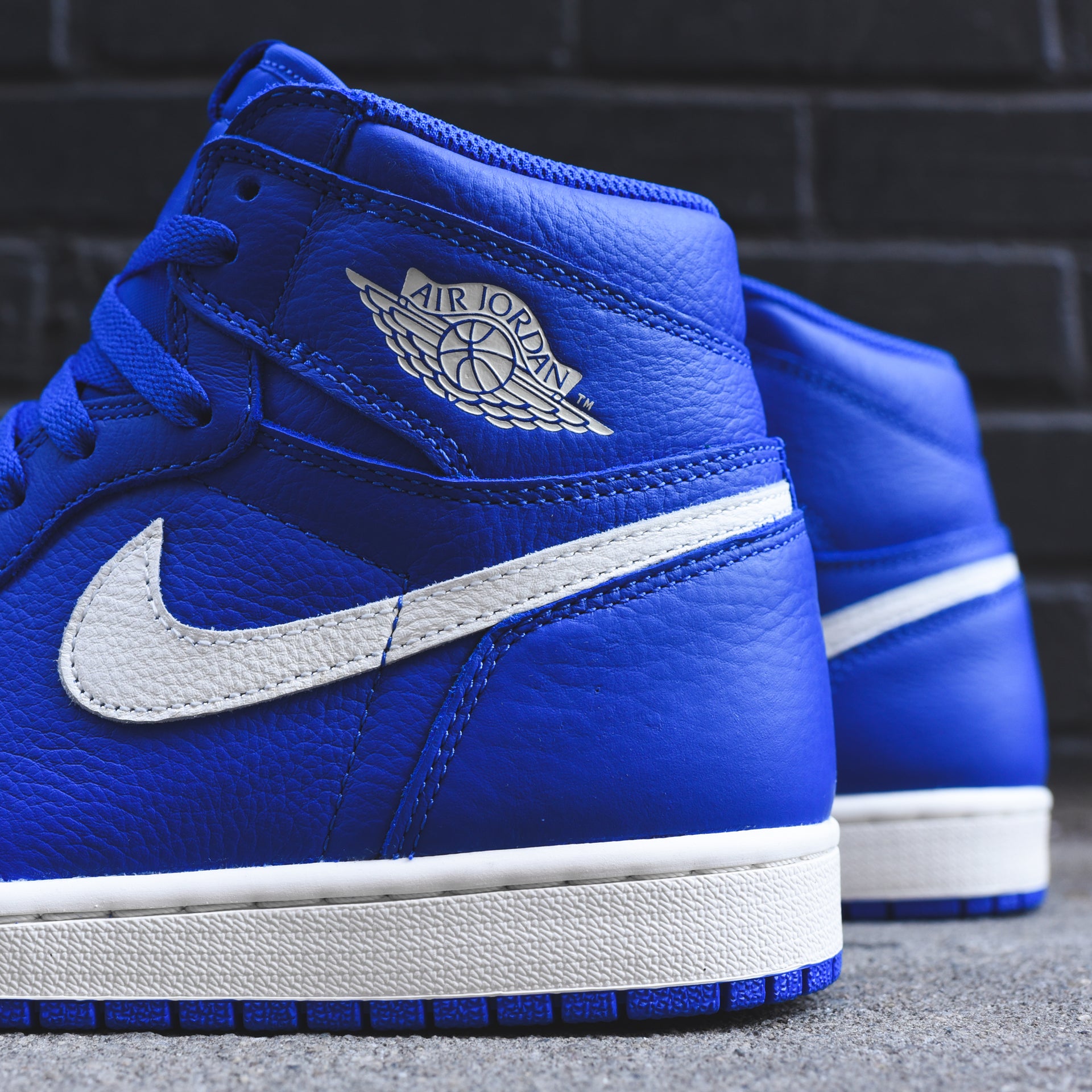 Nike Air Jordan 1 - Hyper Royal / Sail