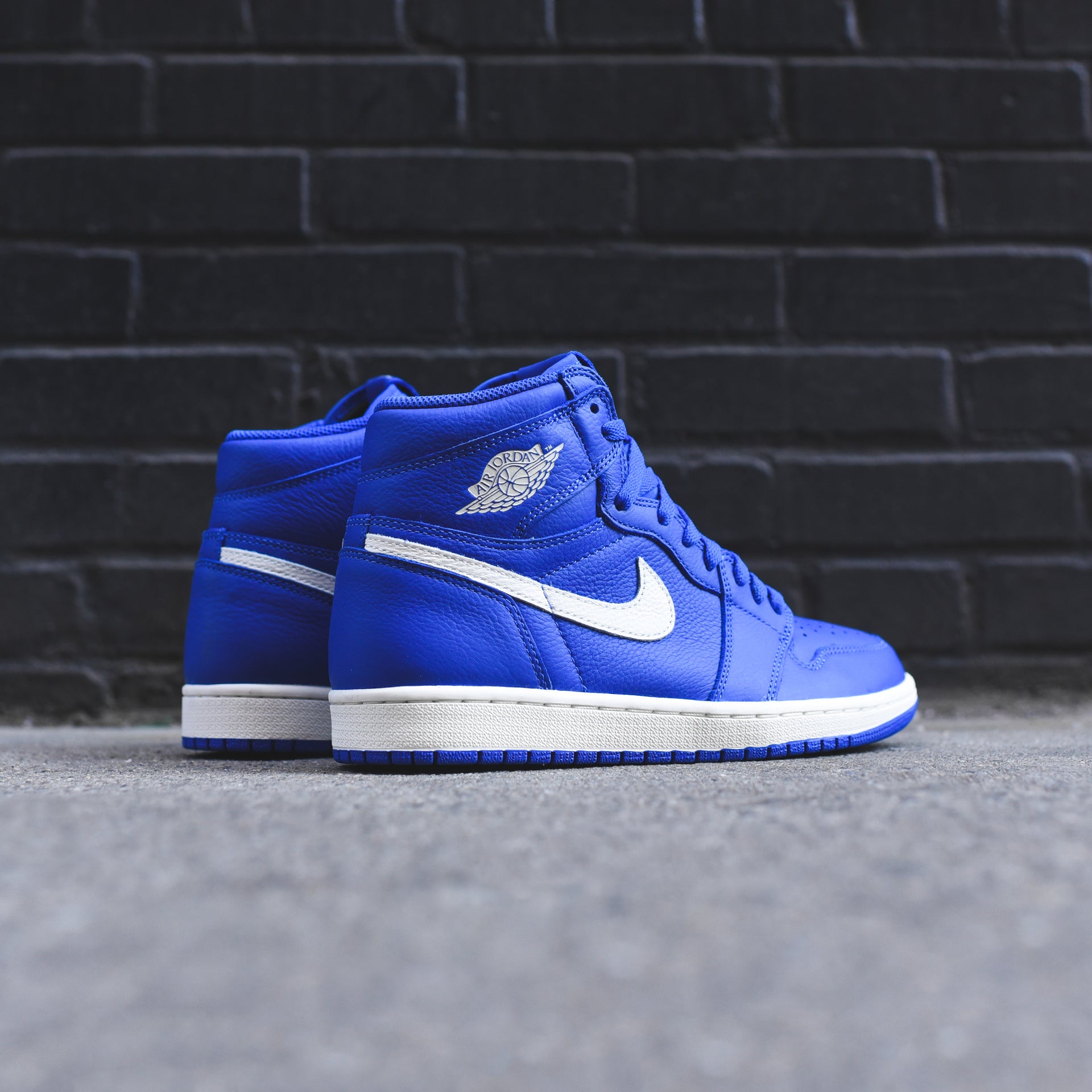 Nike Air Jordan 1 - Hyper Royal / Sail