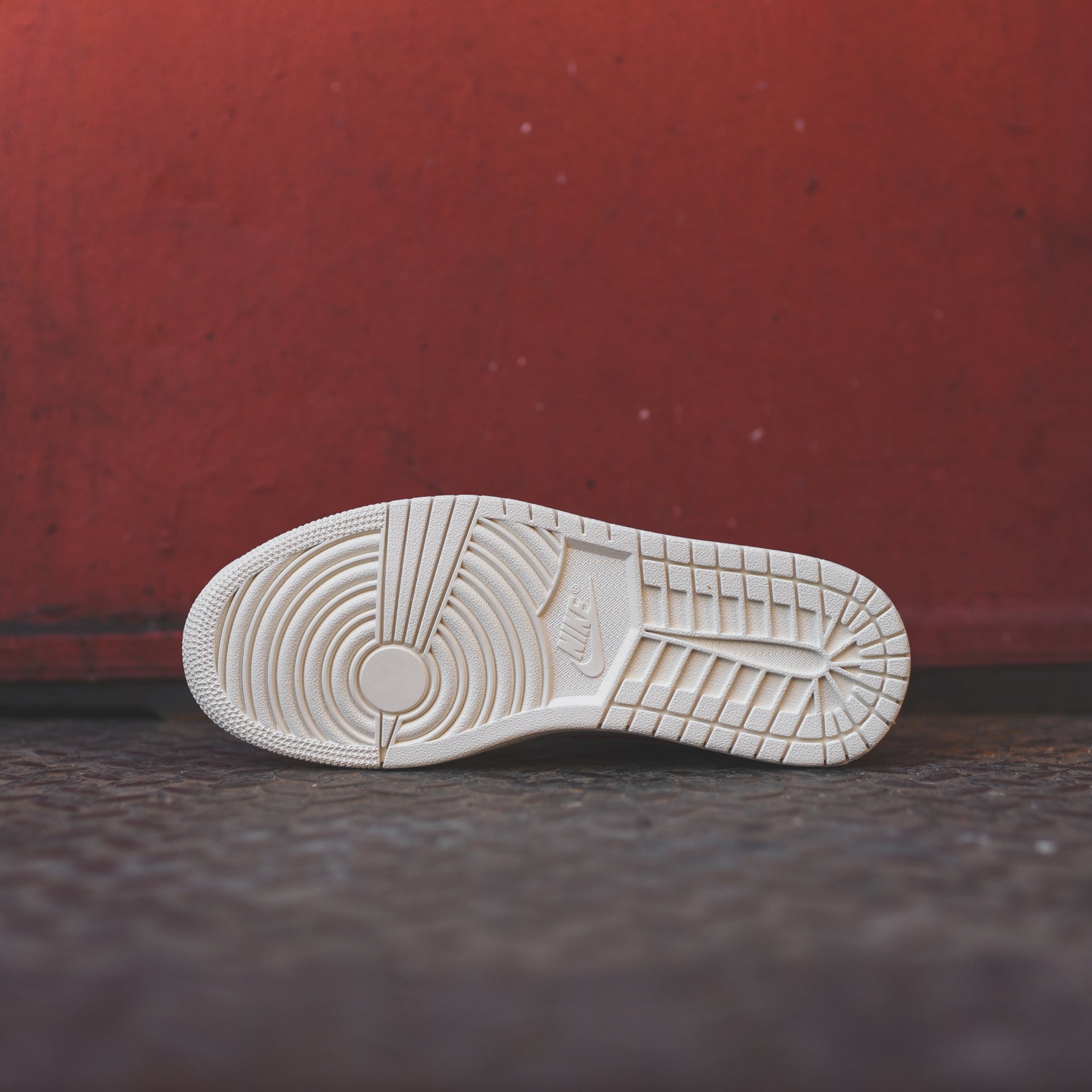 Nike Air Jordan 1 Retro High OG - Sail / Black / Phantom / University Red