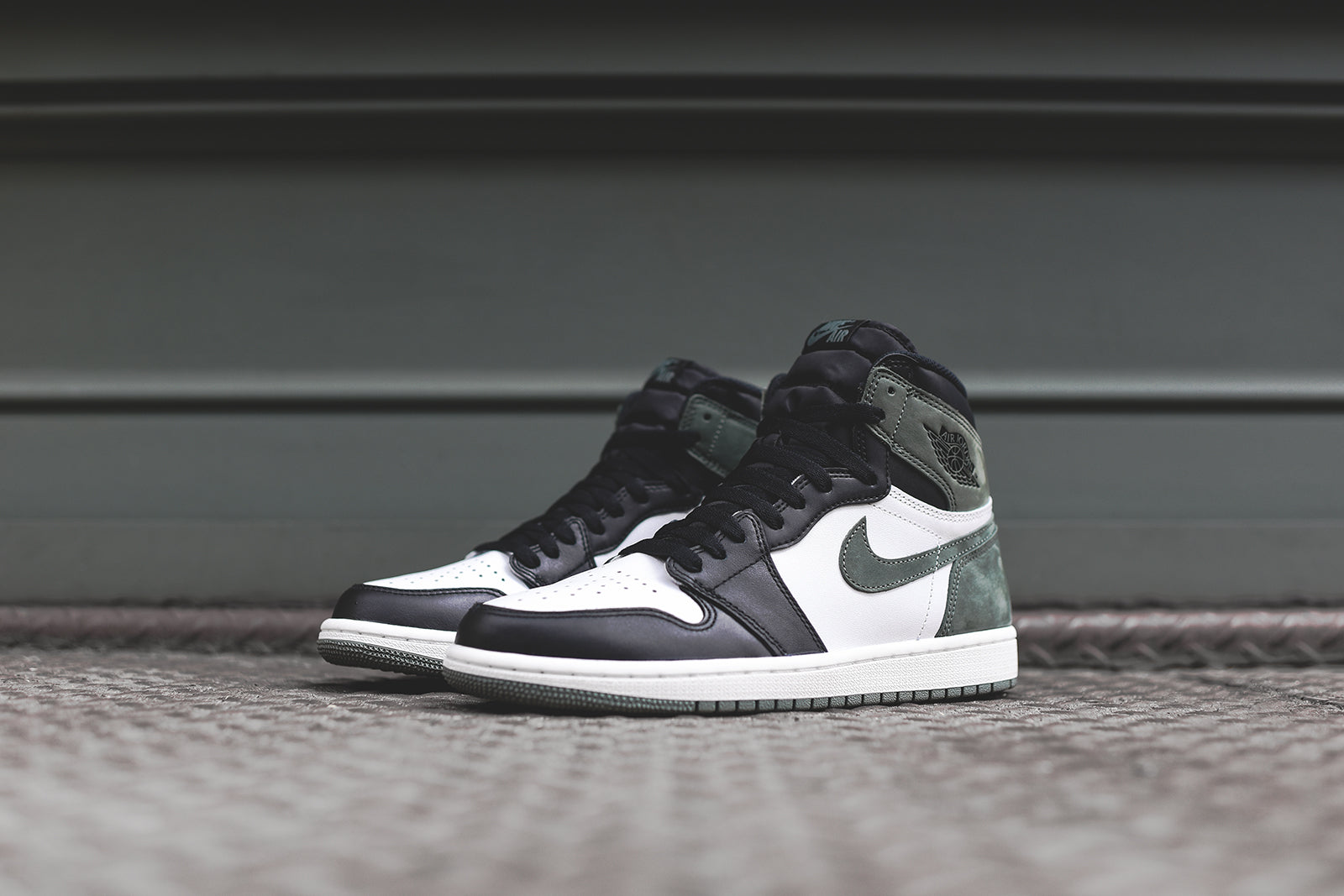 Nike Air Jordan 1 Retro High OG - Summit White / Clay Green