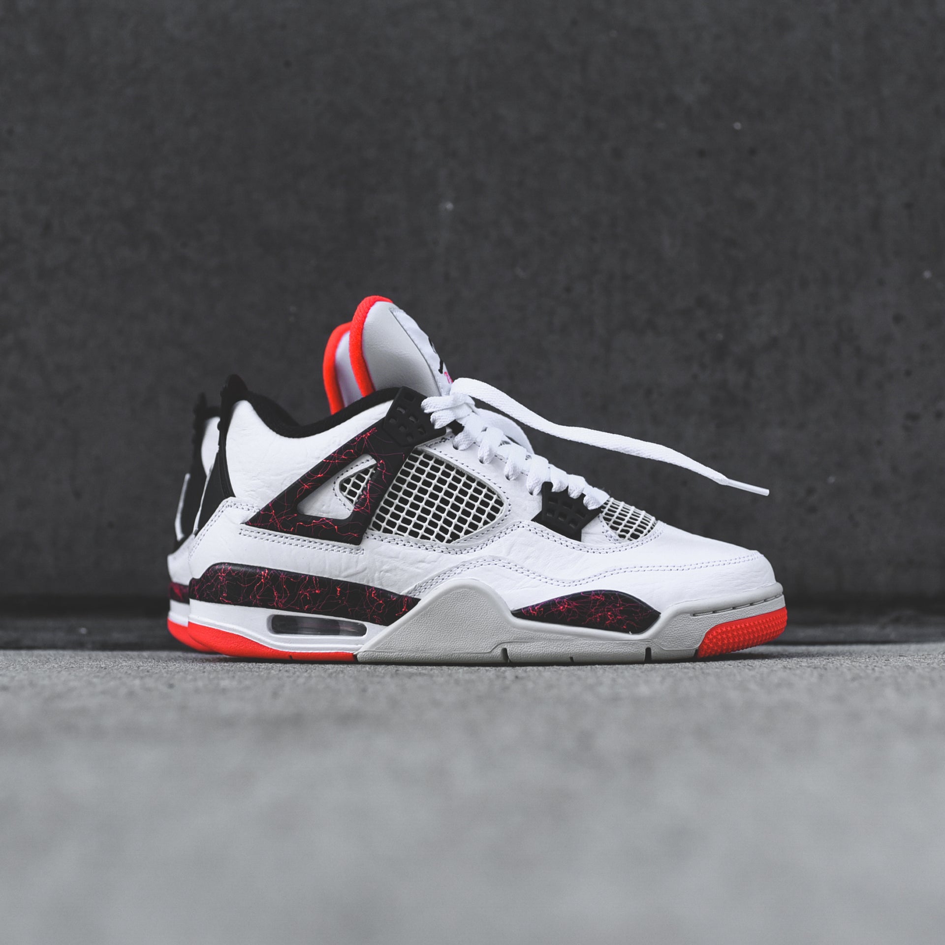 Nike Air Jordan 4 Retro - White / Black / Bright Crimson
