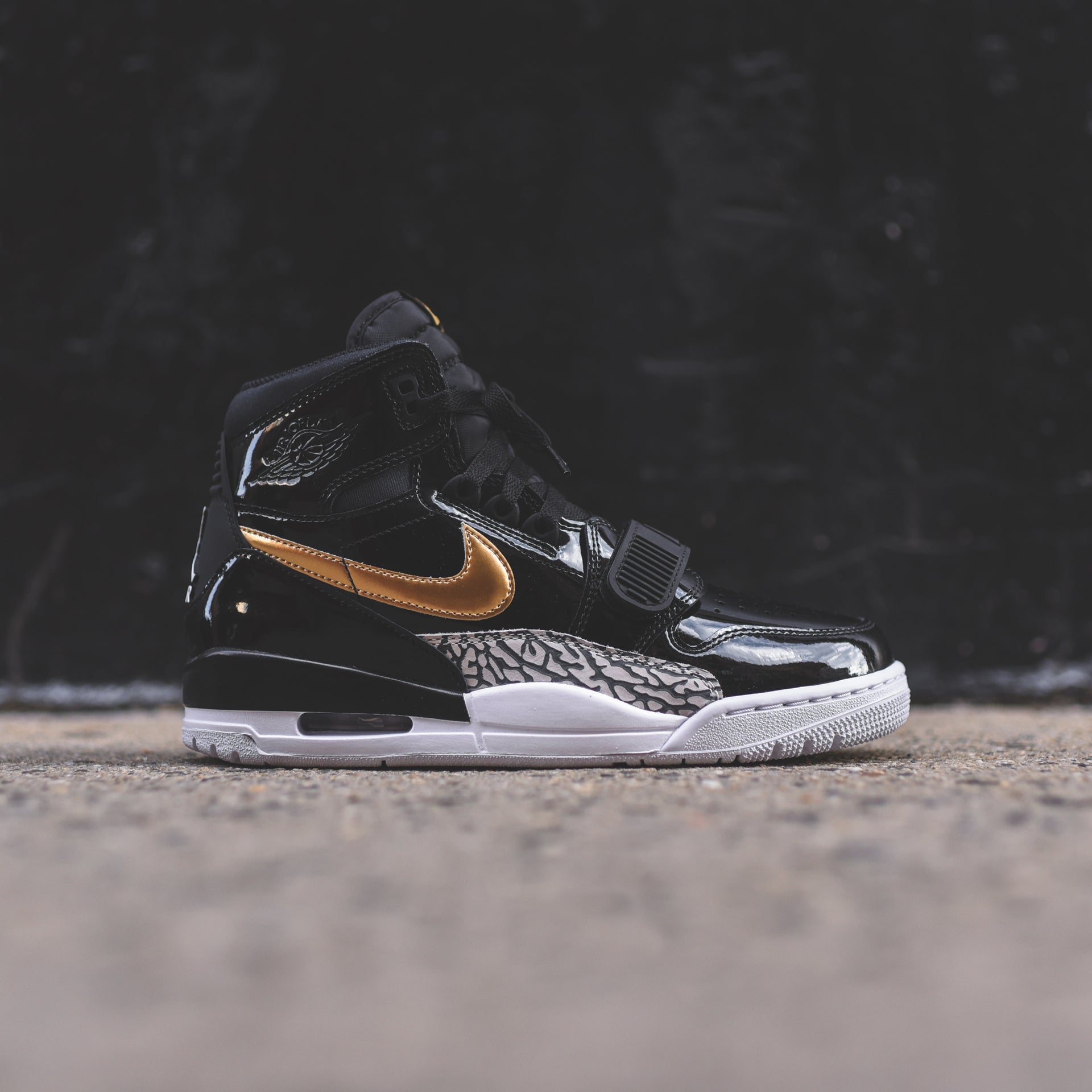 Nike Air Jordan Legacy 312 - Black / Metallic Gold / White