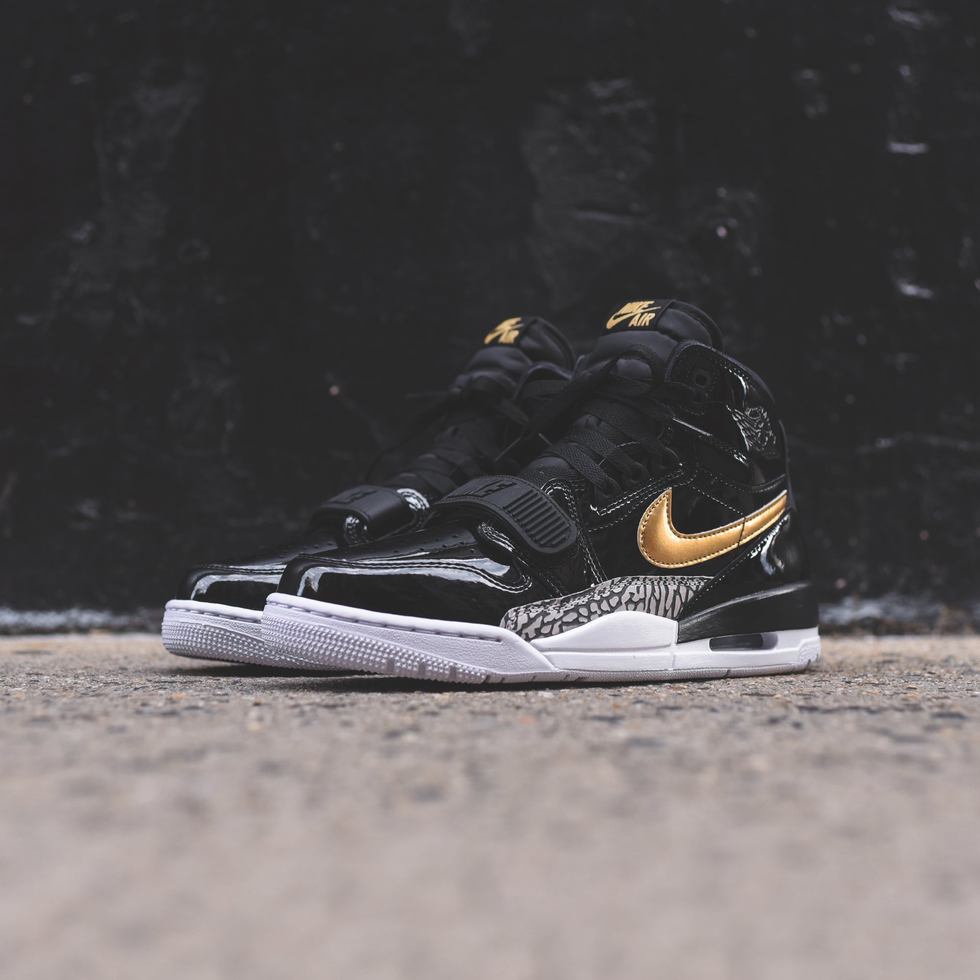 Nike Air Jordan Legacy 312 - Black / Metallic Gold / White