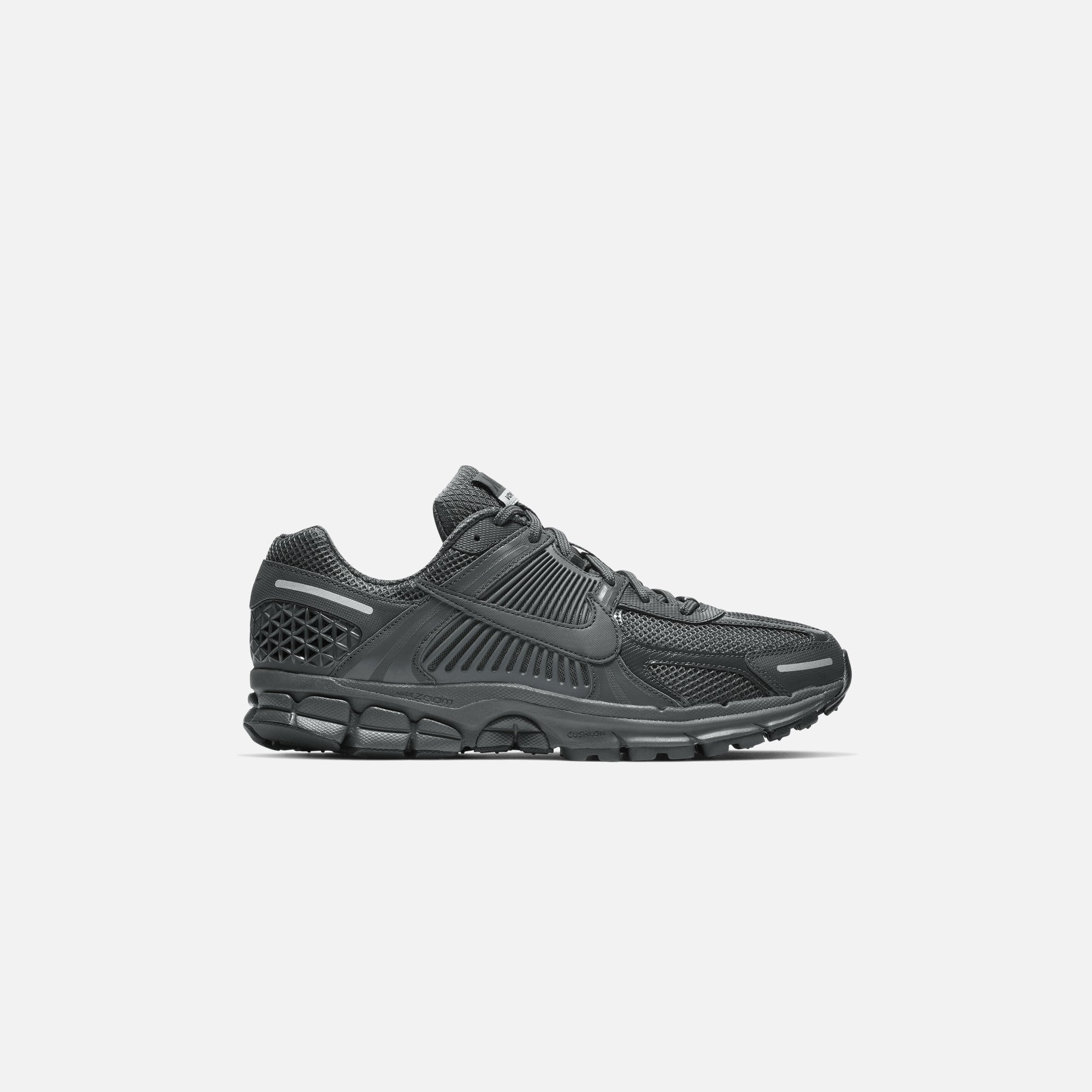 Nike vomero all on sale black