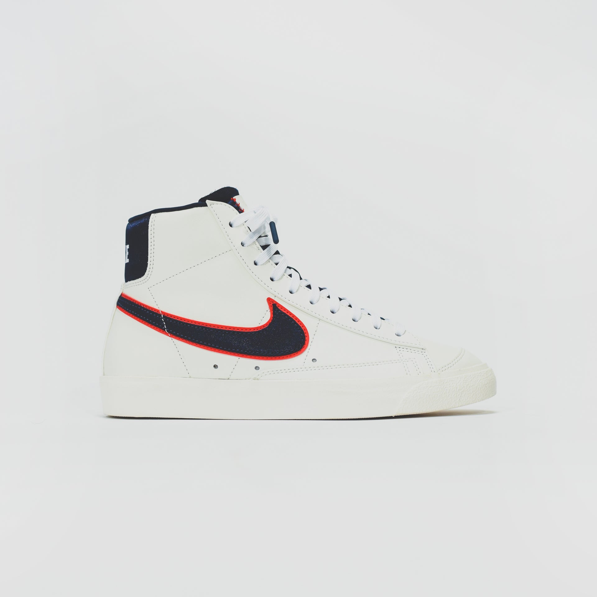 Nike Blazer Mid '77 - Vintage Sail / Obsidian / Total Crimson