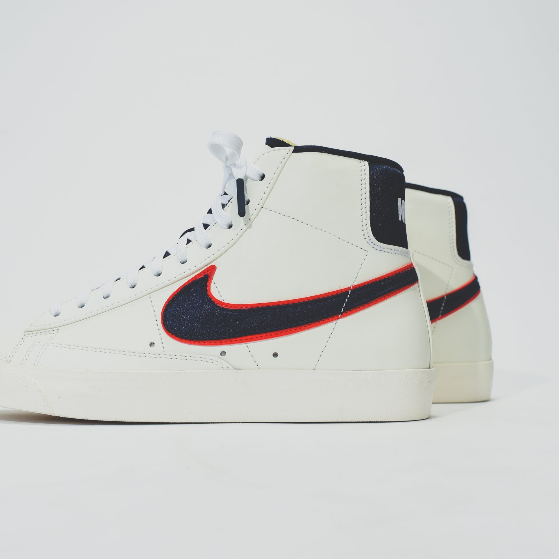 Nike Blazer Mid '77 - Vintage Sail / Obsidian / Total Crimson
