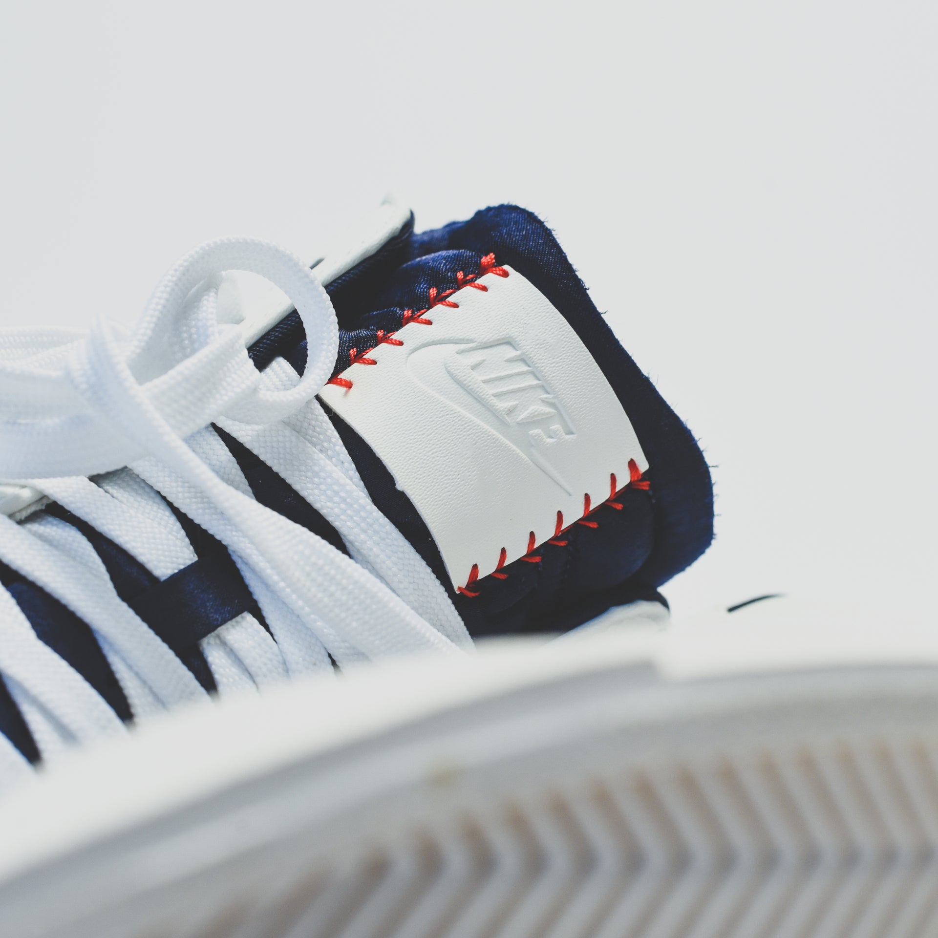 Nike Blazer Mid '77 - Vintage Sail / Obsidian / Total Crimson