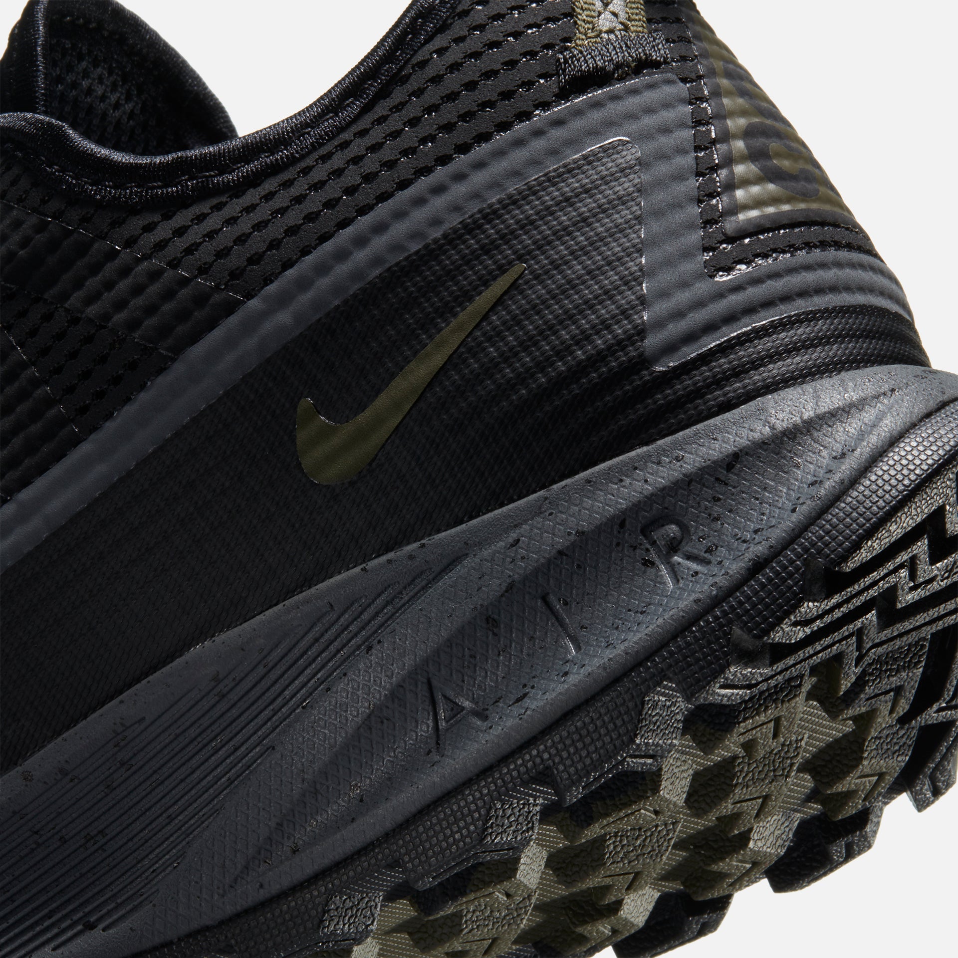 Nike ACG Air Nasu - Black / Cargo Khaki