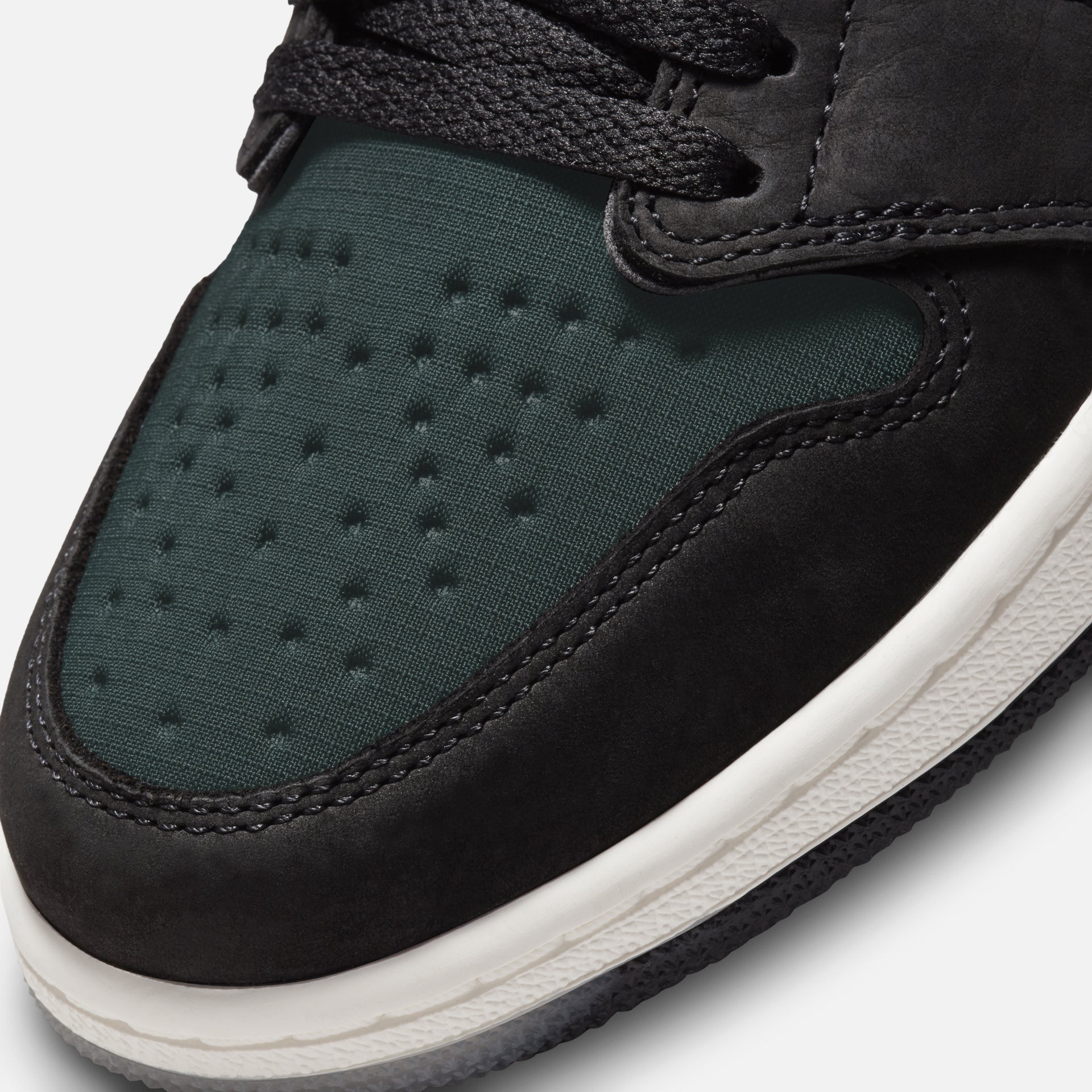 Nike Air Jordan 1 Gore-Tex - Black / Chile Red / Particle Grey / Sail