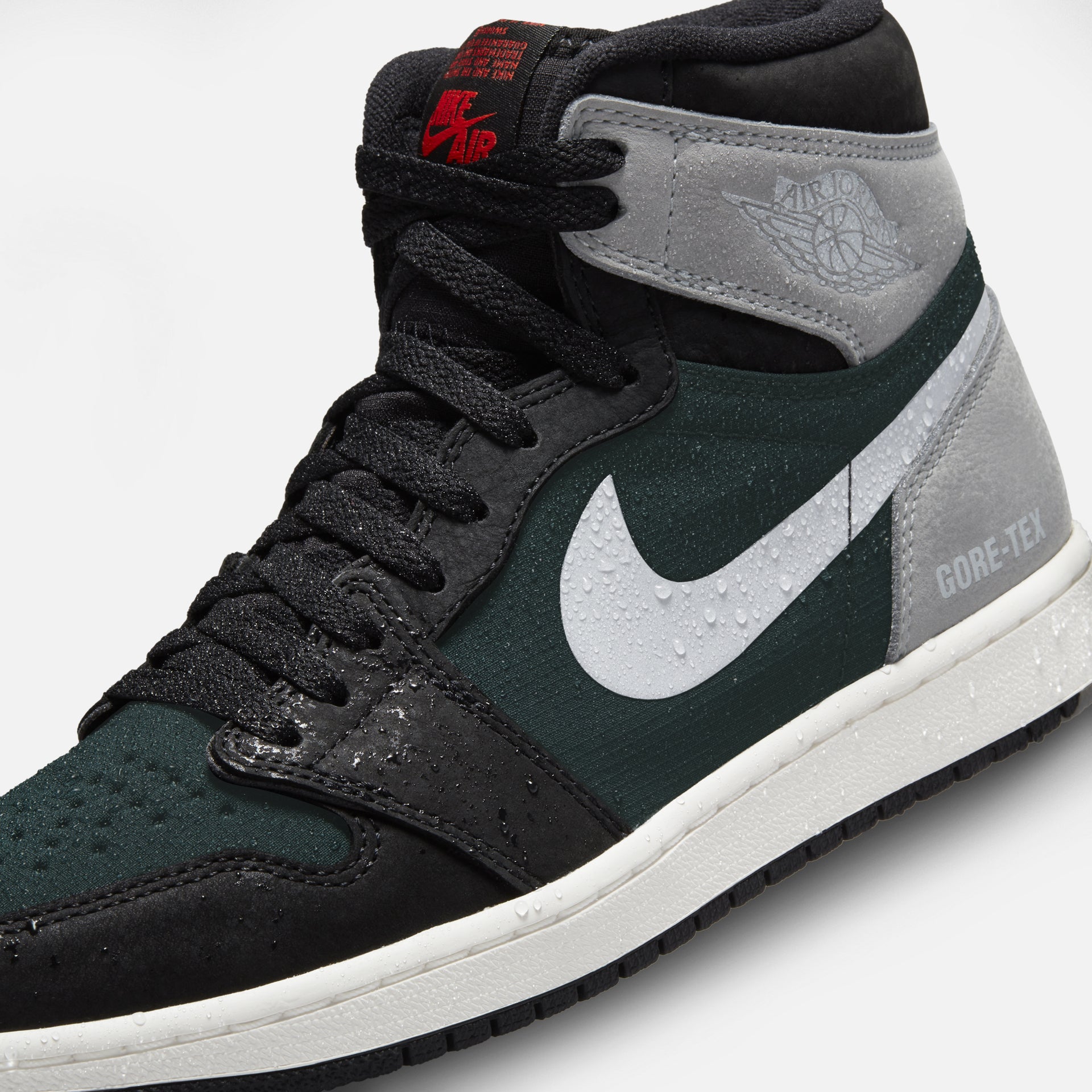 Nike Air Jordan 1 Gore-Tex - Black / Chile Red / Particle Grey / Sail