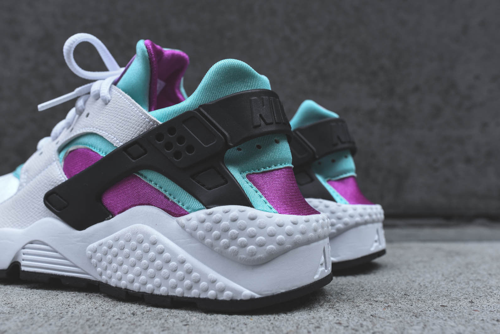 Nike WMNS Air Huarache Run - White / Artisan Teal / Fuchsia