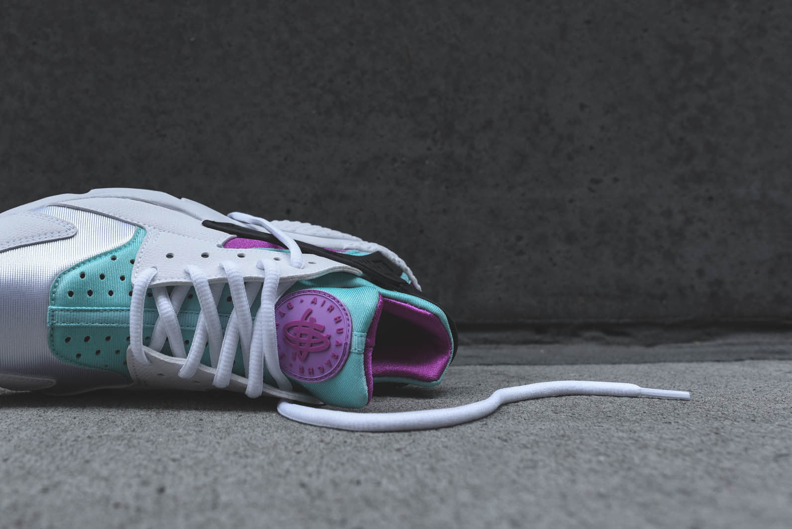 Nike WMNS Air Huarache Run - White / Artisan Teal / Fuchsia