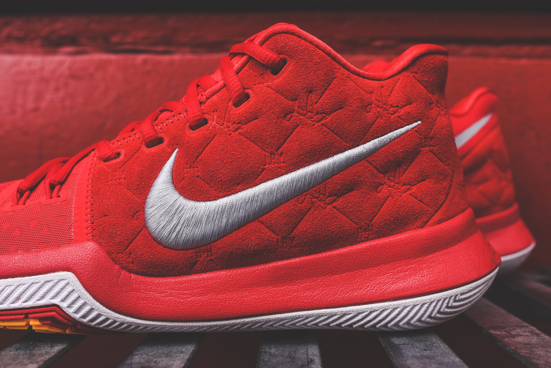 Nike Kyrie 3 - University Red / Grey