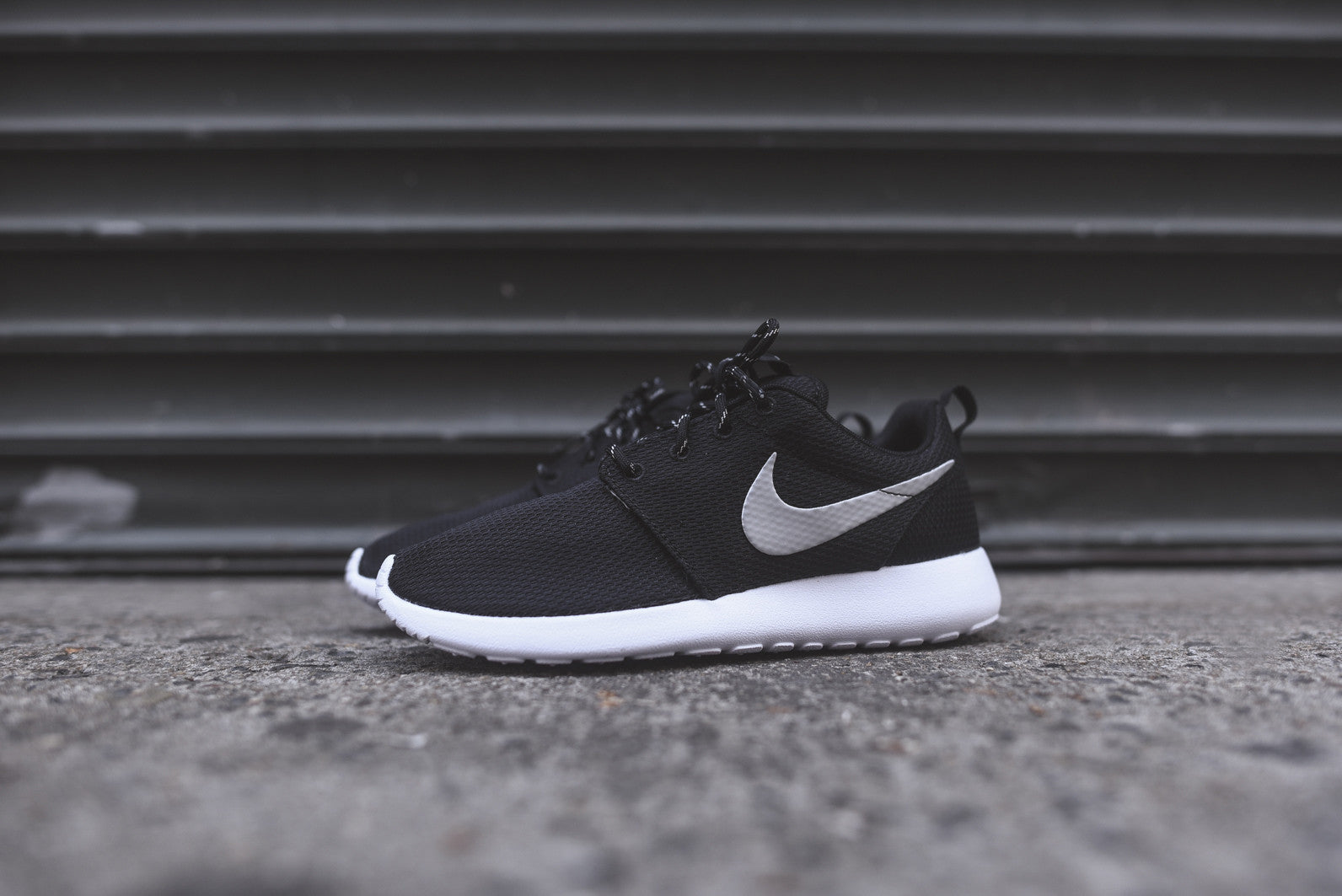 Nike WMNS Roshe Run - Black / White / Metallic Platinum