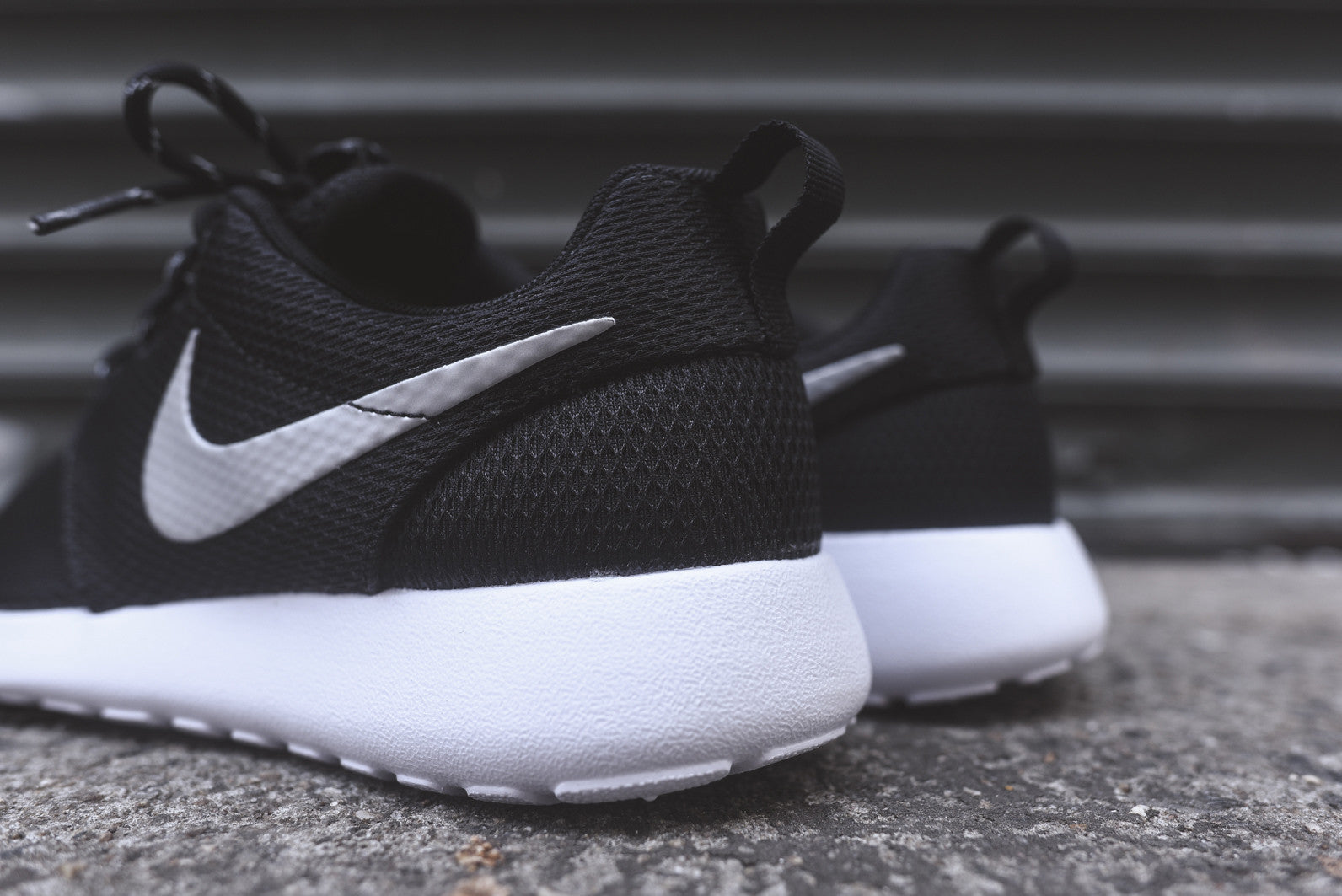 Nike WMNS Roshe Run - Black / White / Metallic Platinum