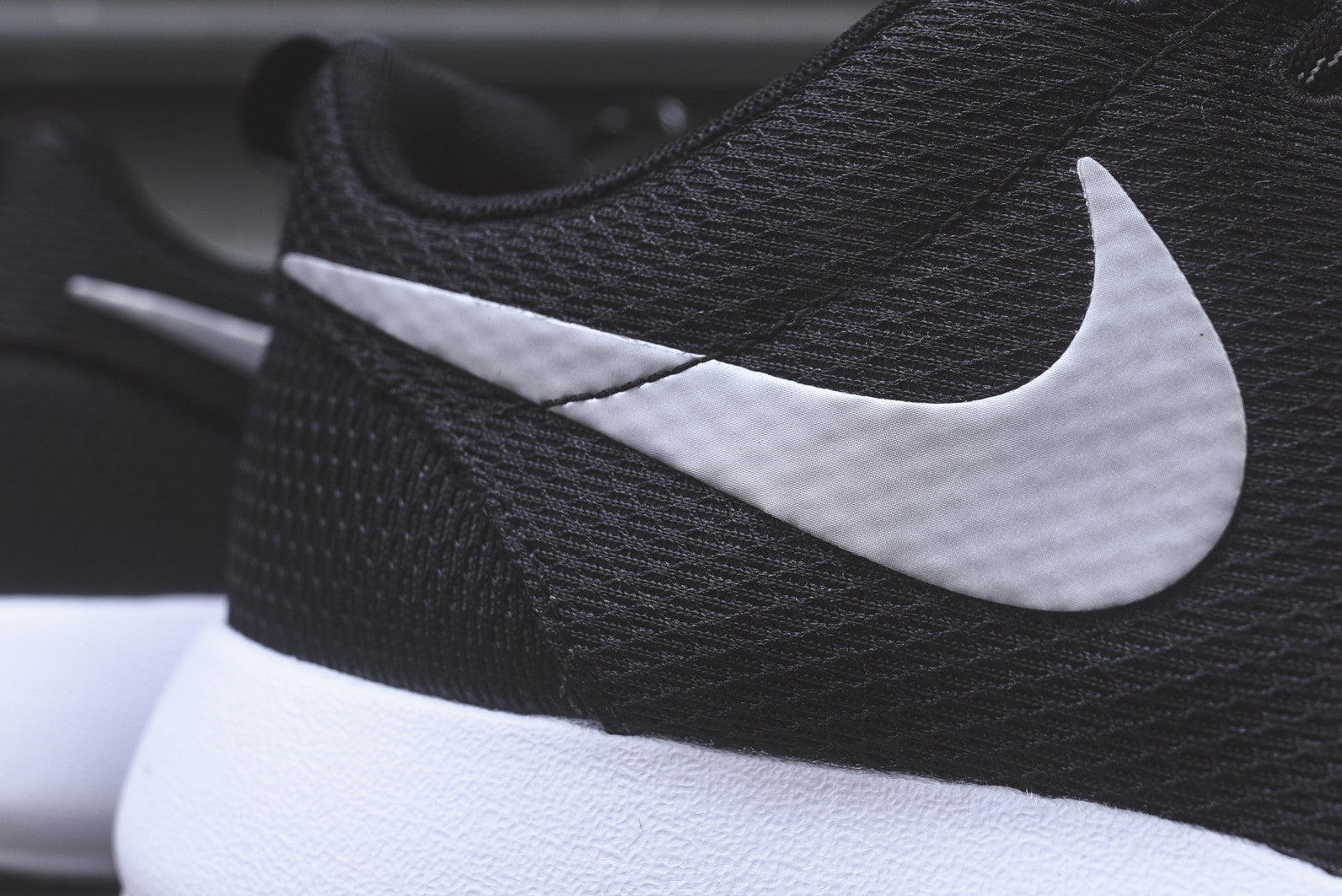 Nike WMNS Roshe Run - Black / White / Metallic Platinum