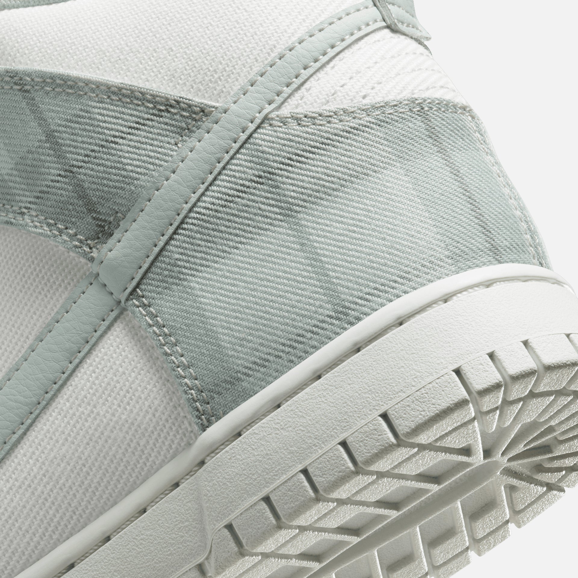 Nike Dunk Hi Retro SE - Summit White / Light Silver / Light Green