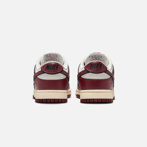 Nike WMNS Dunk Low SE - Sail / Team Red / Black / Muslin