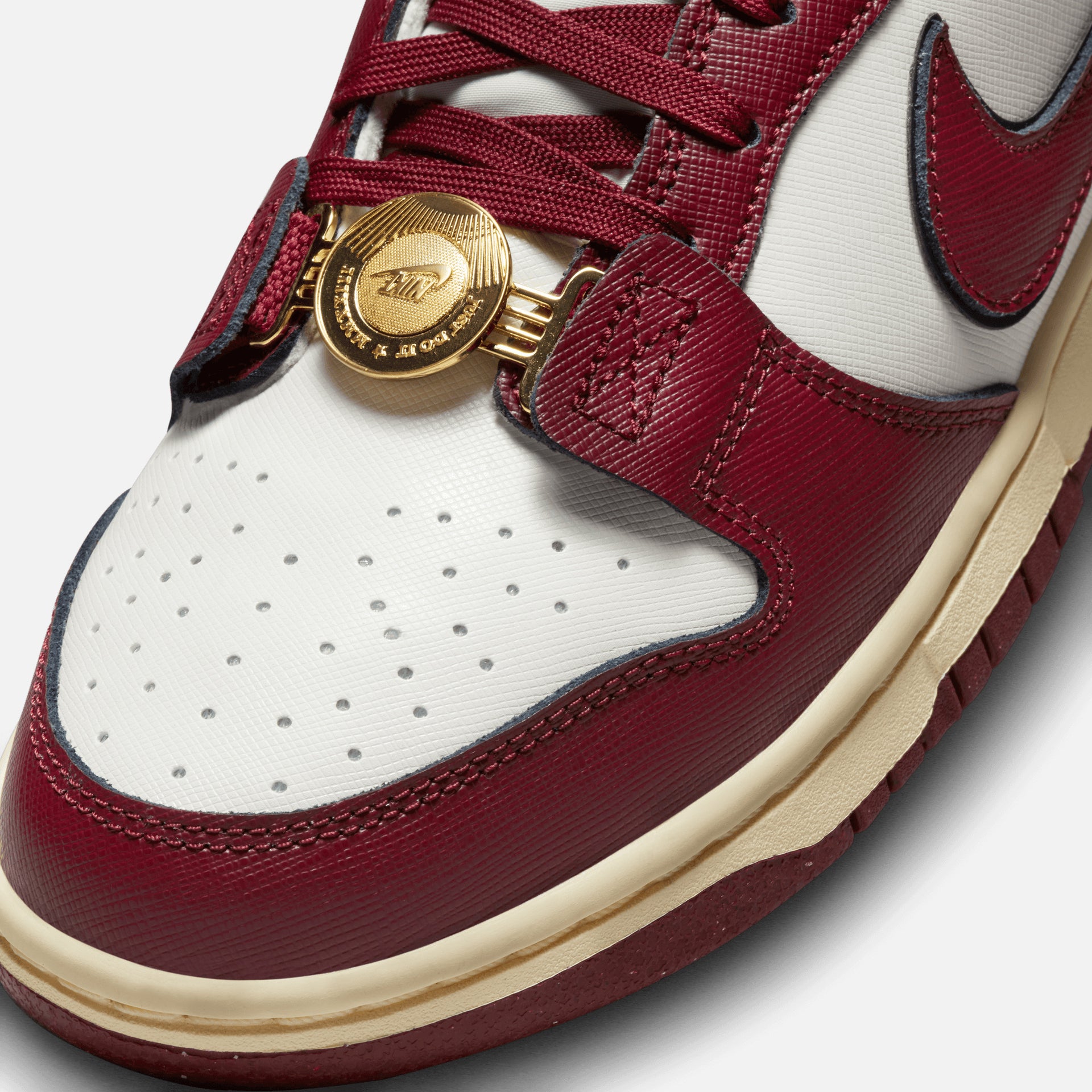 Nike WMNS Dunk Low SE - Sail / Team Red / Black / Muslin