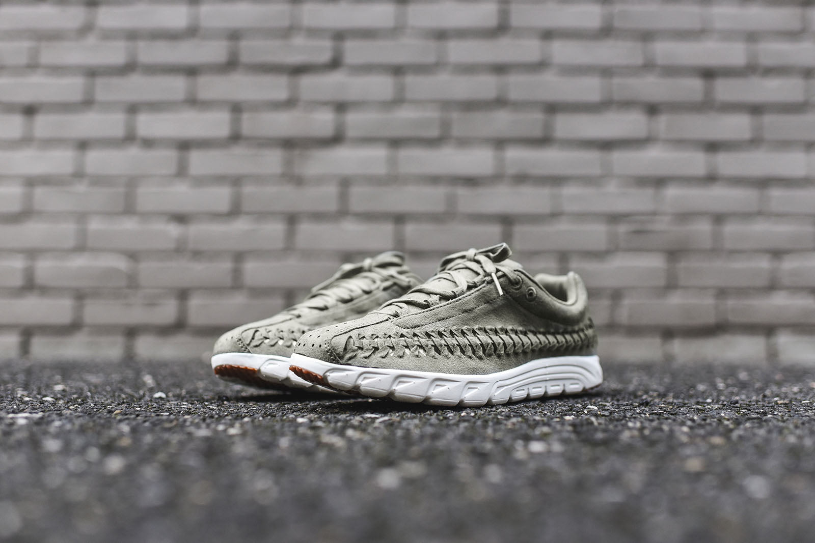 Nike WMNS Mayfly Woven - Dark Stucco / White