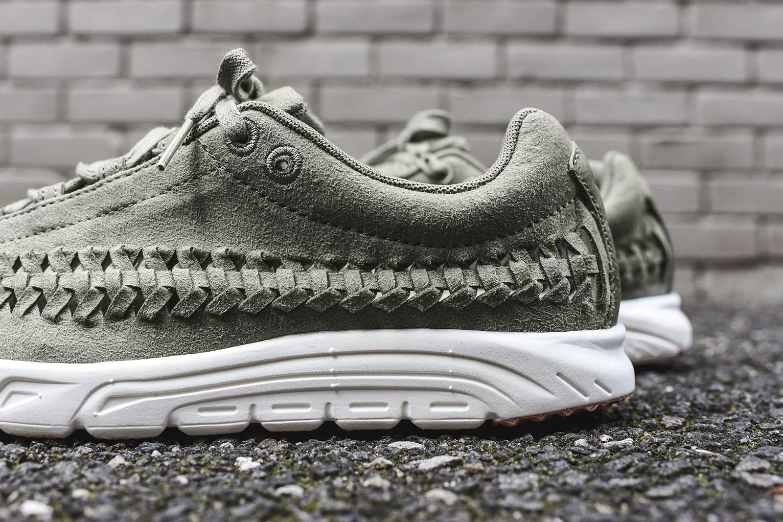 Nike WMNS Mayfly Woven - Dark Stucco / White