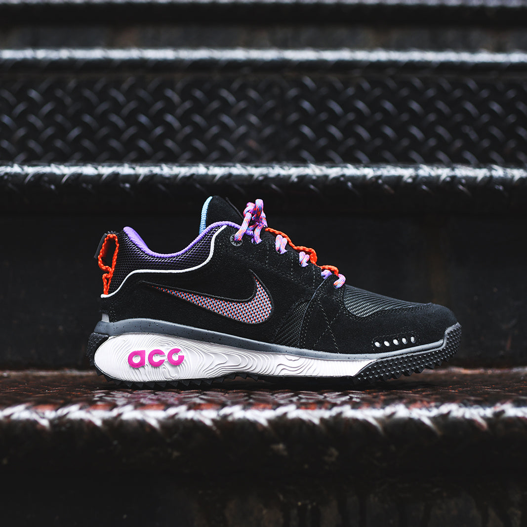 Nike dog mountain best sale black