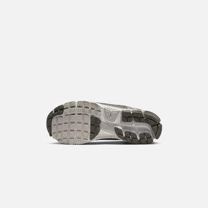 Nike Zoom Vomero 5 PRM - Iron Ore / Metallic Silver / Photon Dust