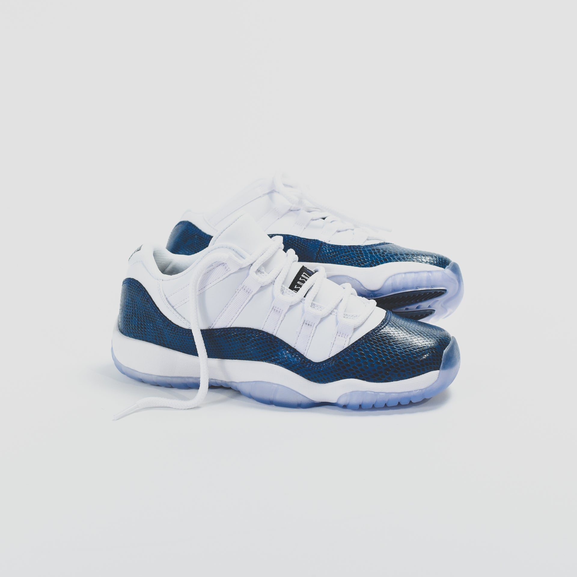 Nike GS Air Jordan 11 Retro Low LE - White / Black / Navy