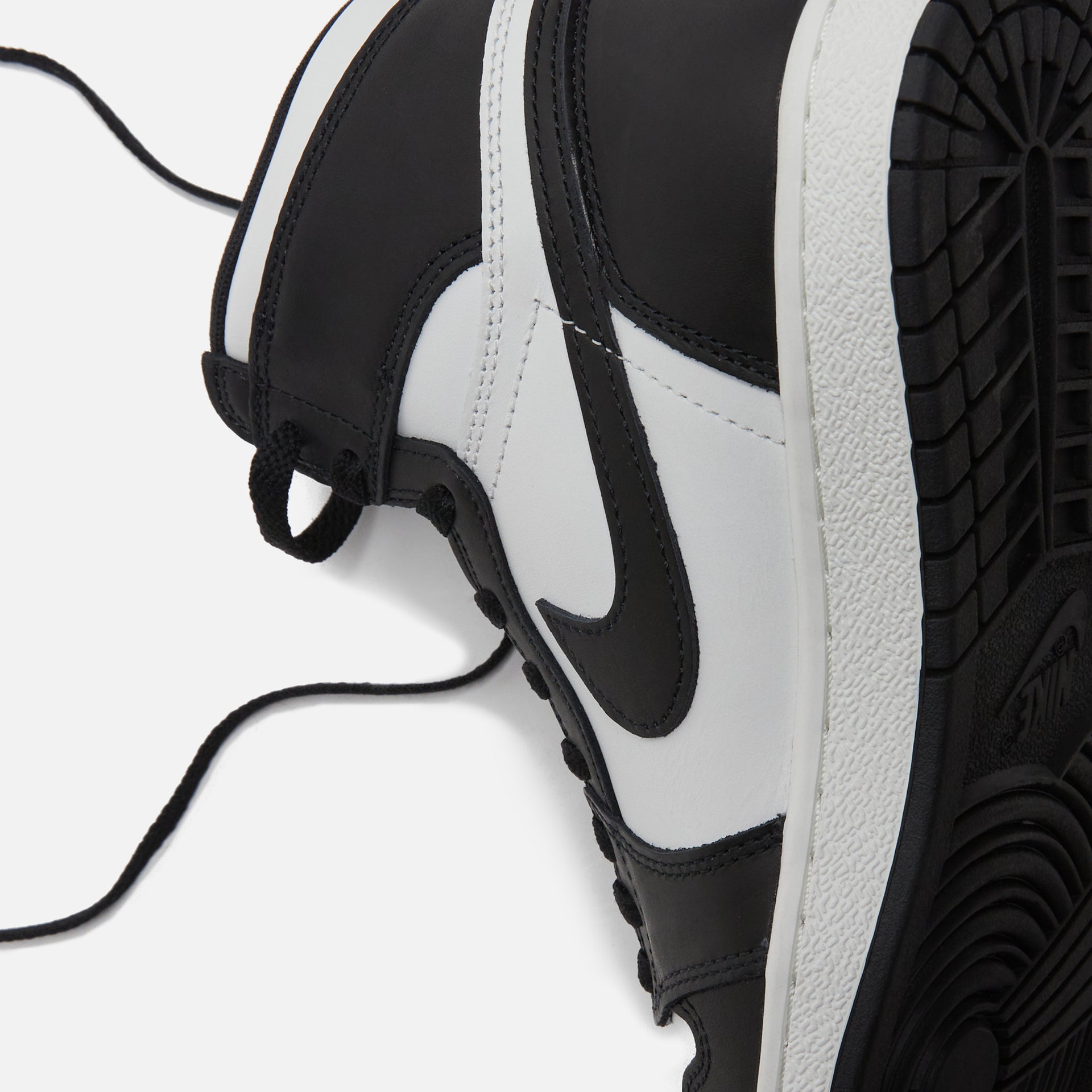 Nike Air Jordan 1 High '85 - Black / White