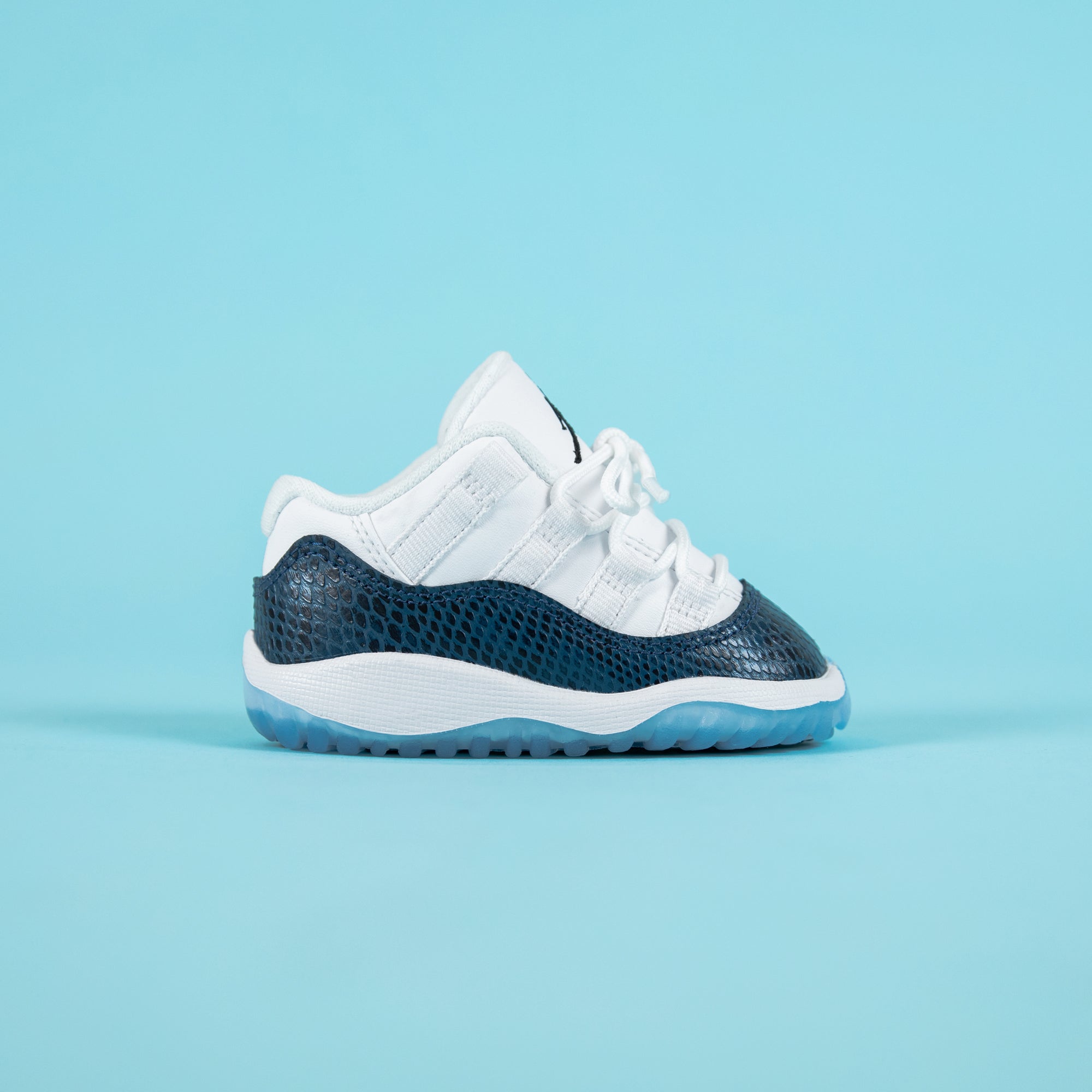 Jordan 11 white hot sale black navy