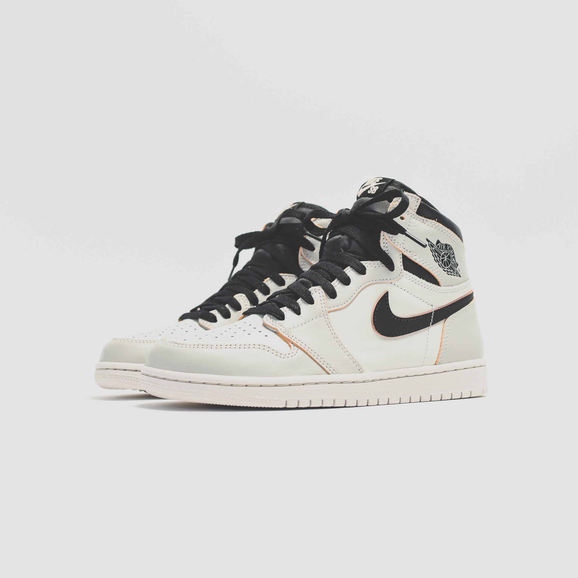 Nike SB x Air Jordan 1 High OG Defiant - Light Bone / Black / Crimson