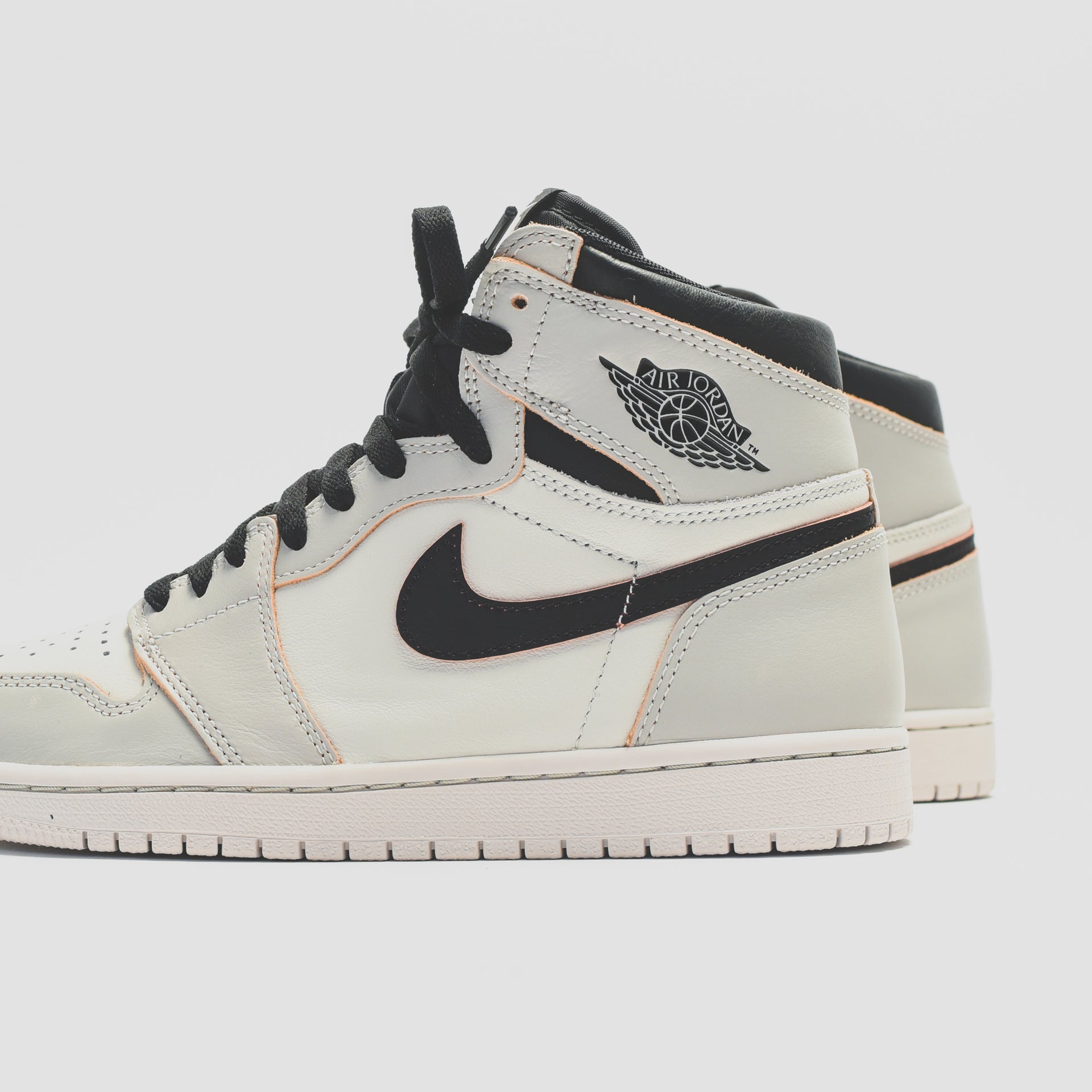 Nike SB x Air Jordan 1 High OG Defiant - Light Bone / Black / Crimson