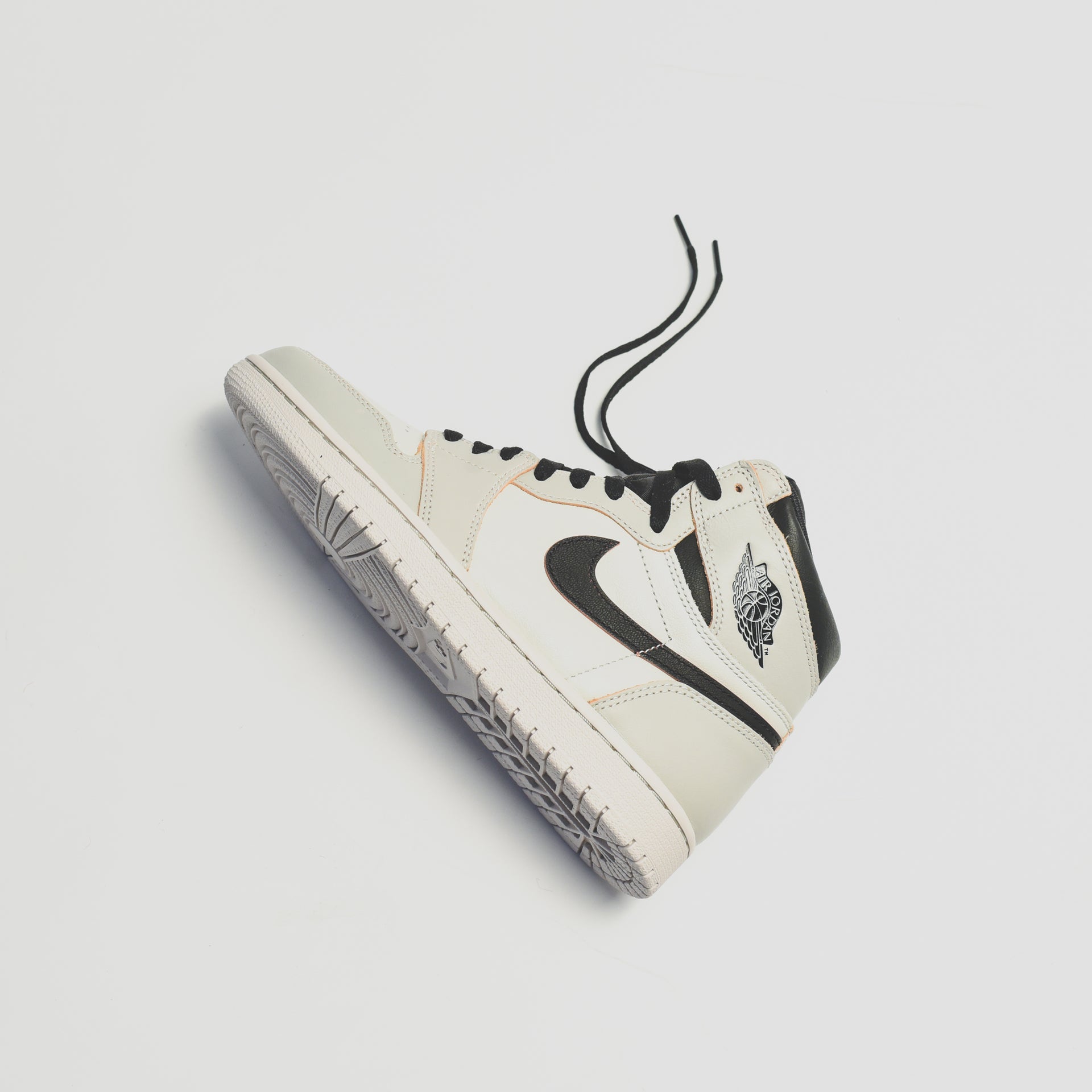 Nike SB x Air Jordan 1 High OG Defiant - Light Bone / Black / Crimson