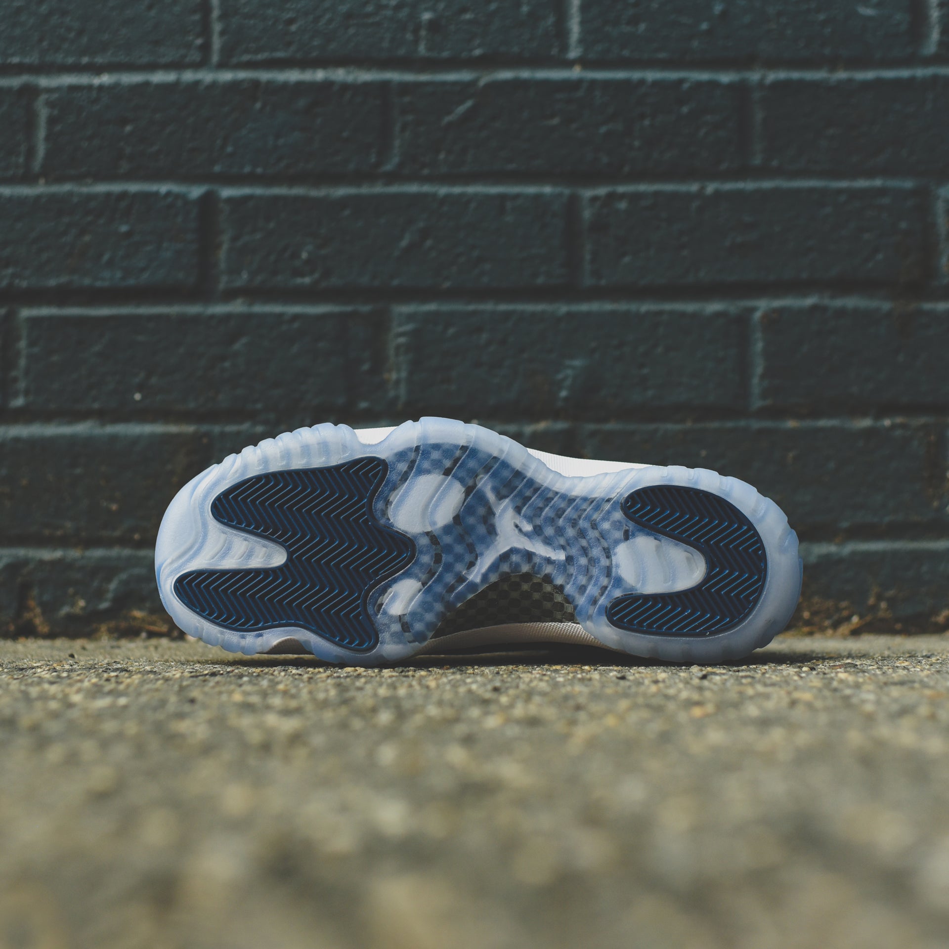 Nike Air Jordan 11 Retro Low LE - White / Black / Navy