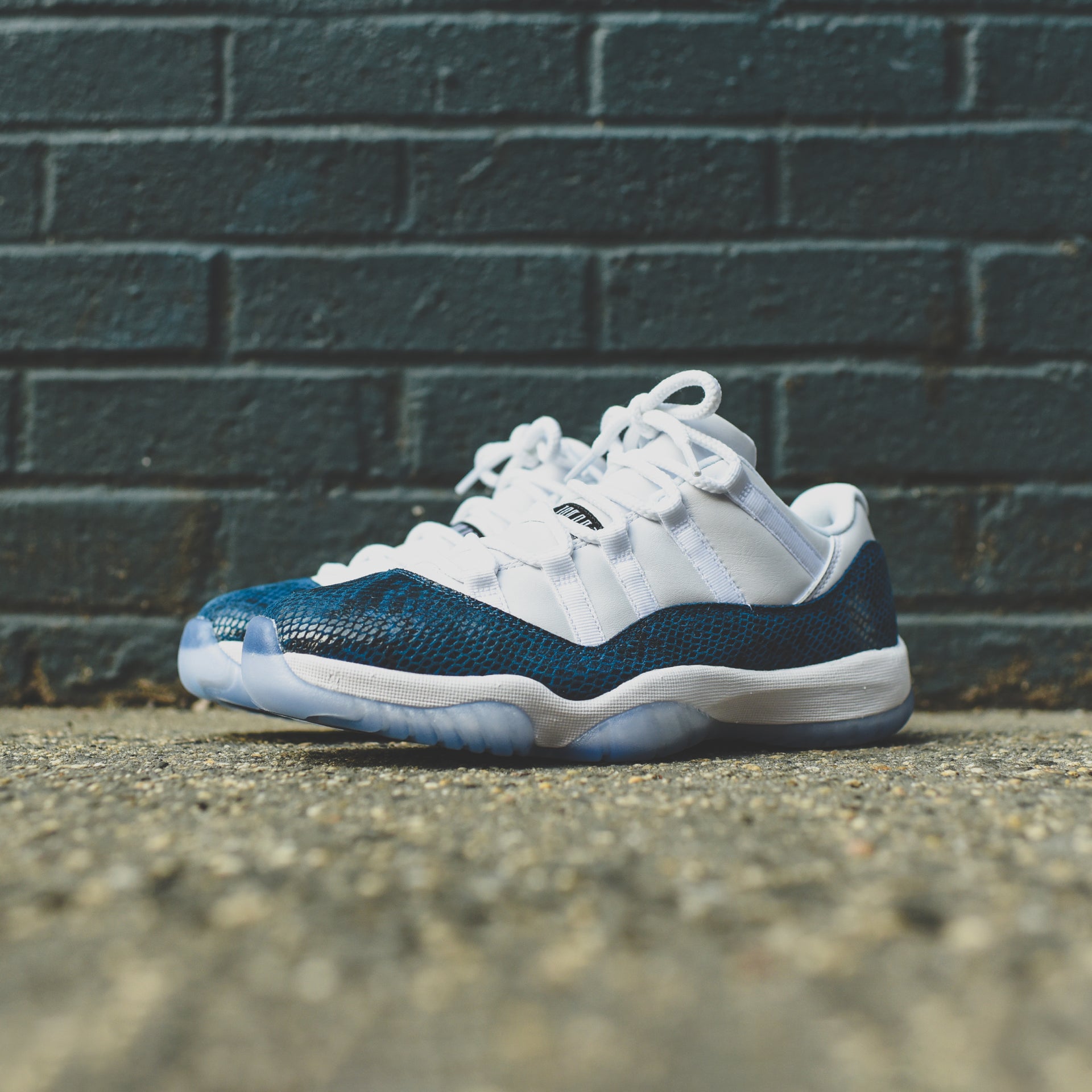 Nike Air Jordan 11 Retro Low LE - White / Black / Navy