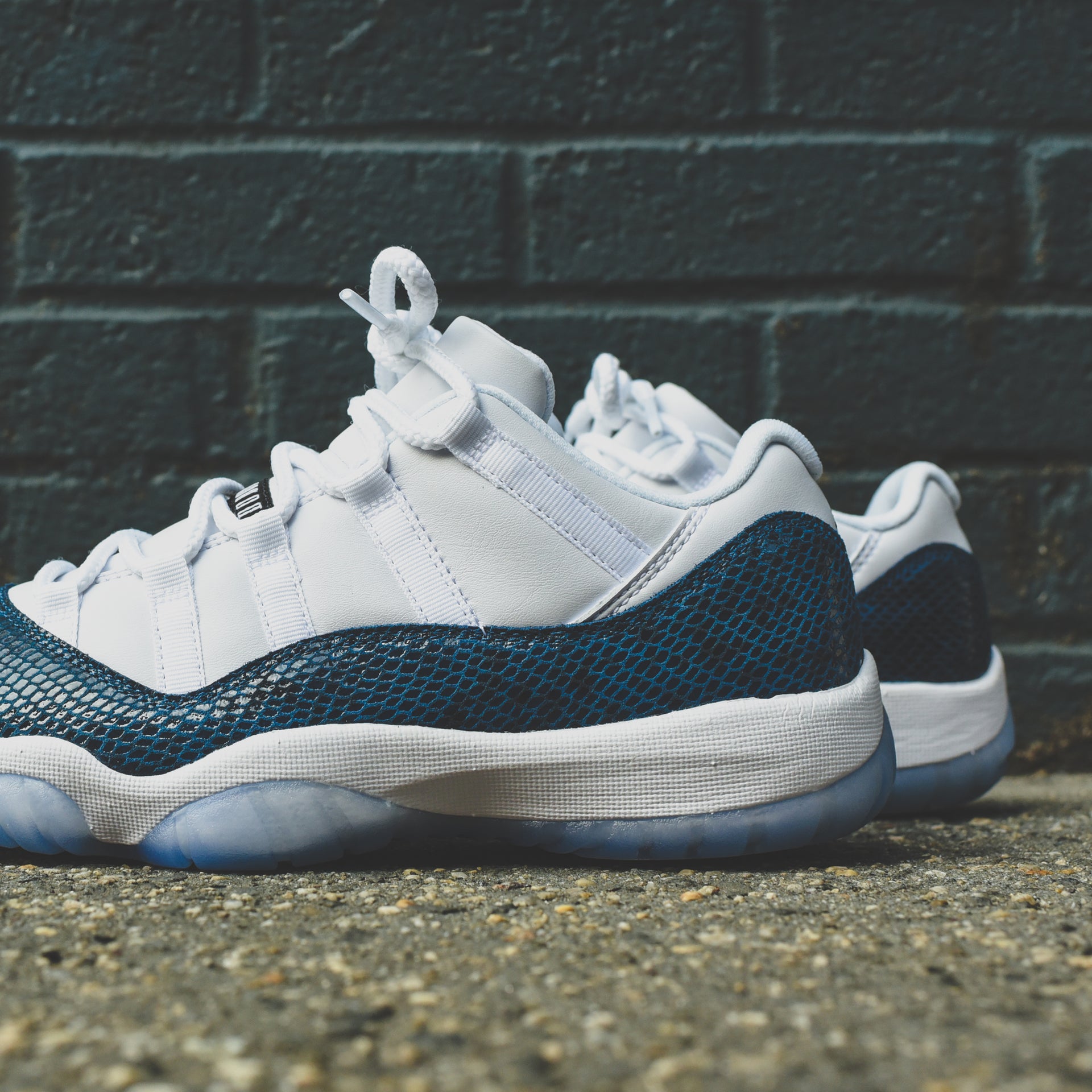 Nike Air Jordan 11 Retro Low LE - White / Black / Navy