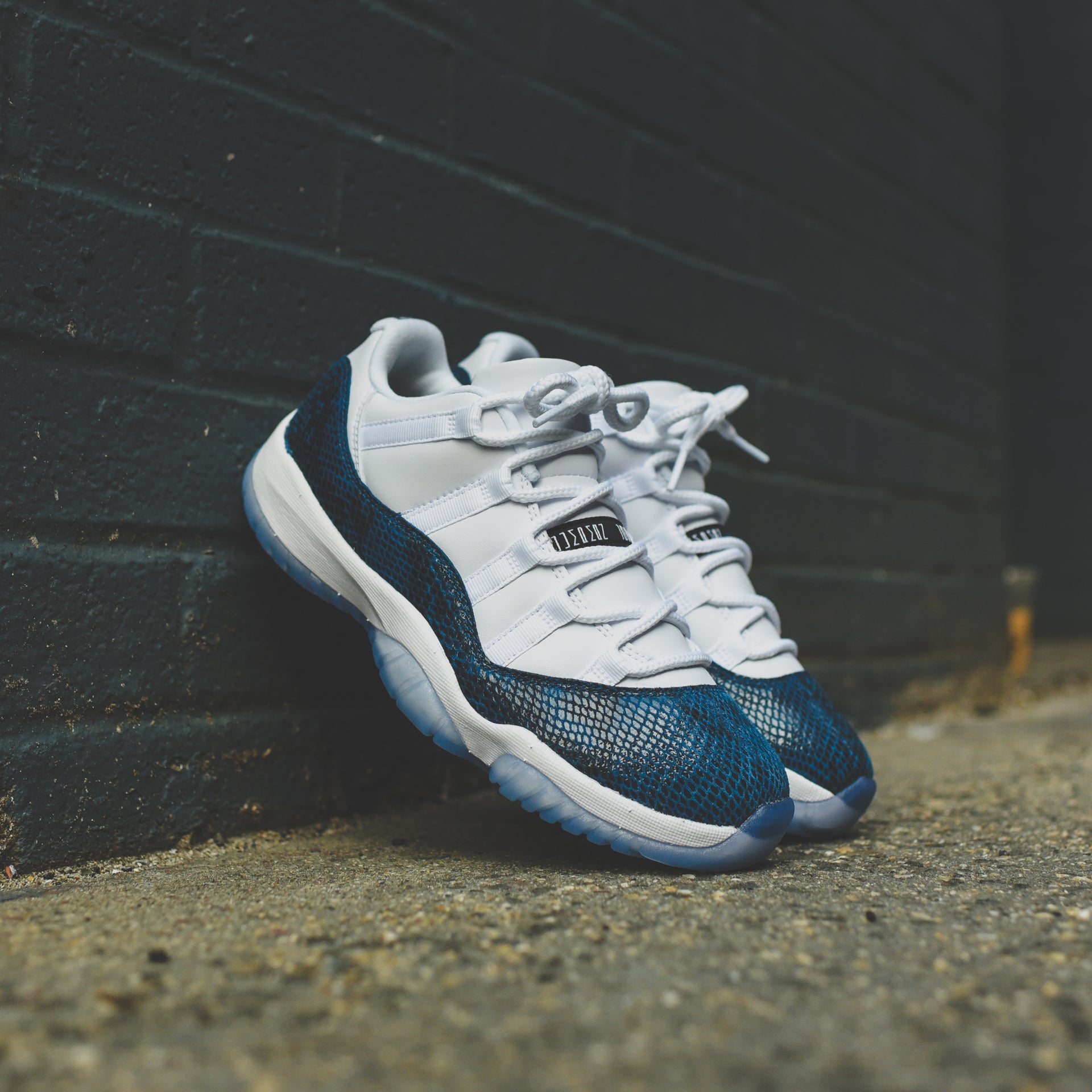 Nike Air Jordan 11 Retro Low LE - White / Black / Navy
